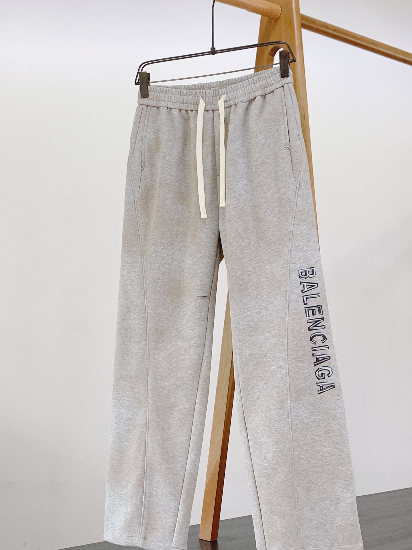 𝐁𝐚𝐥𝐞𝐧𝐜𝐢𝐚𝐠𝐚 巴黎世家 2025FW早秋新品 时尚系列休闲裤，独特设计，抽绳休闲短裤订纱开始订染