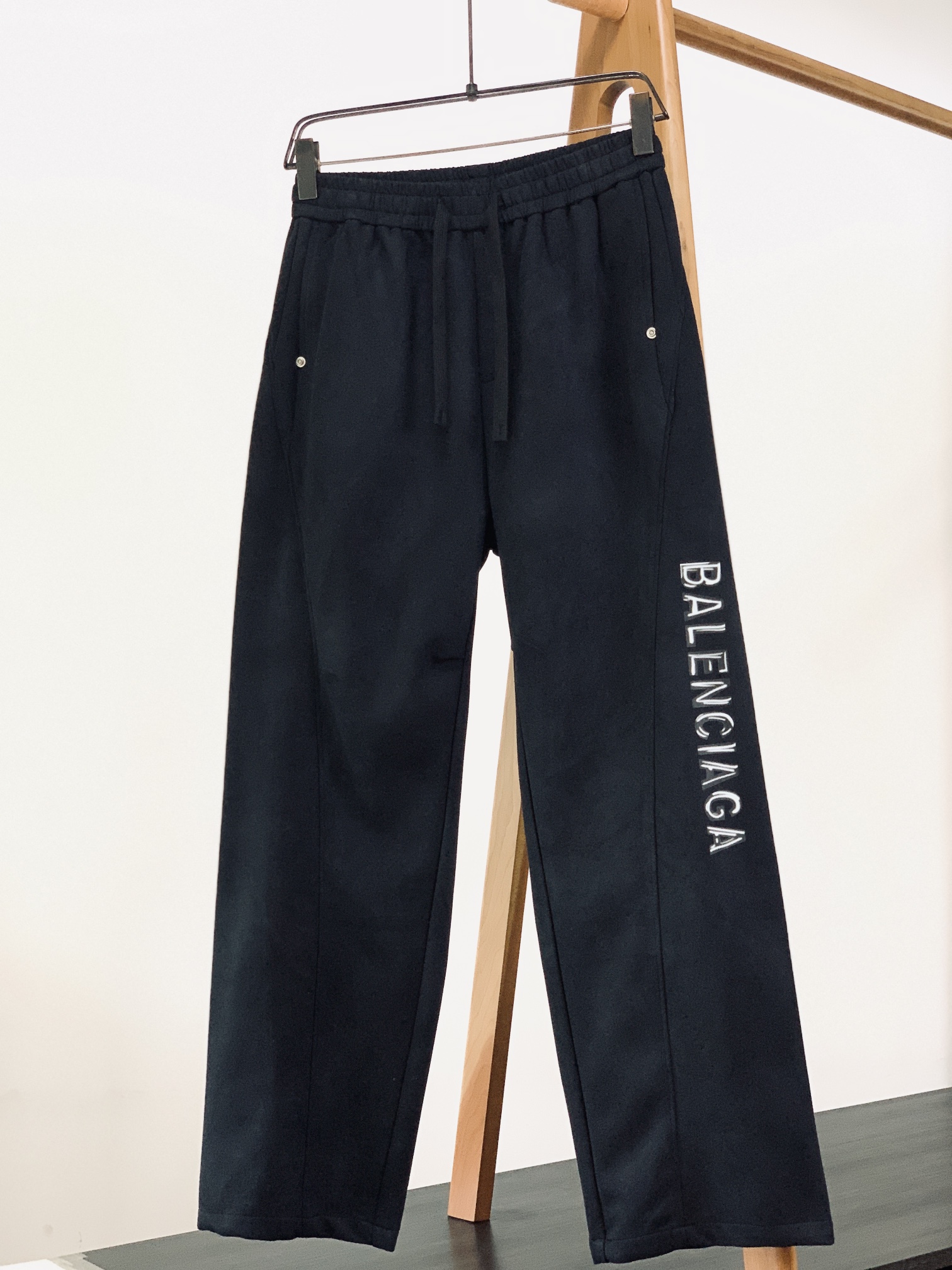 𝐁𝐚𝐥𝐞𝐧𝐜𝐢𝐚𝐠𝐚 巴黎世家 2025FW早秋新品 时尚系列休闲裤，独特设计，抽绳休闲短裤订纱开始订染