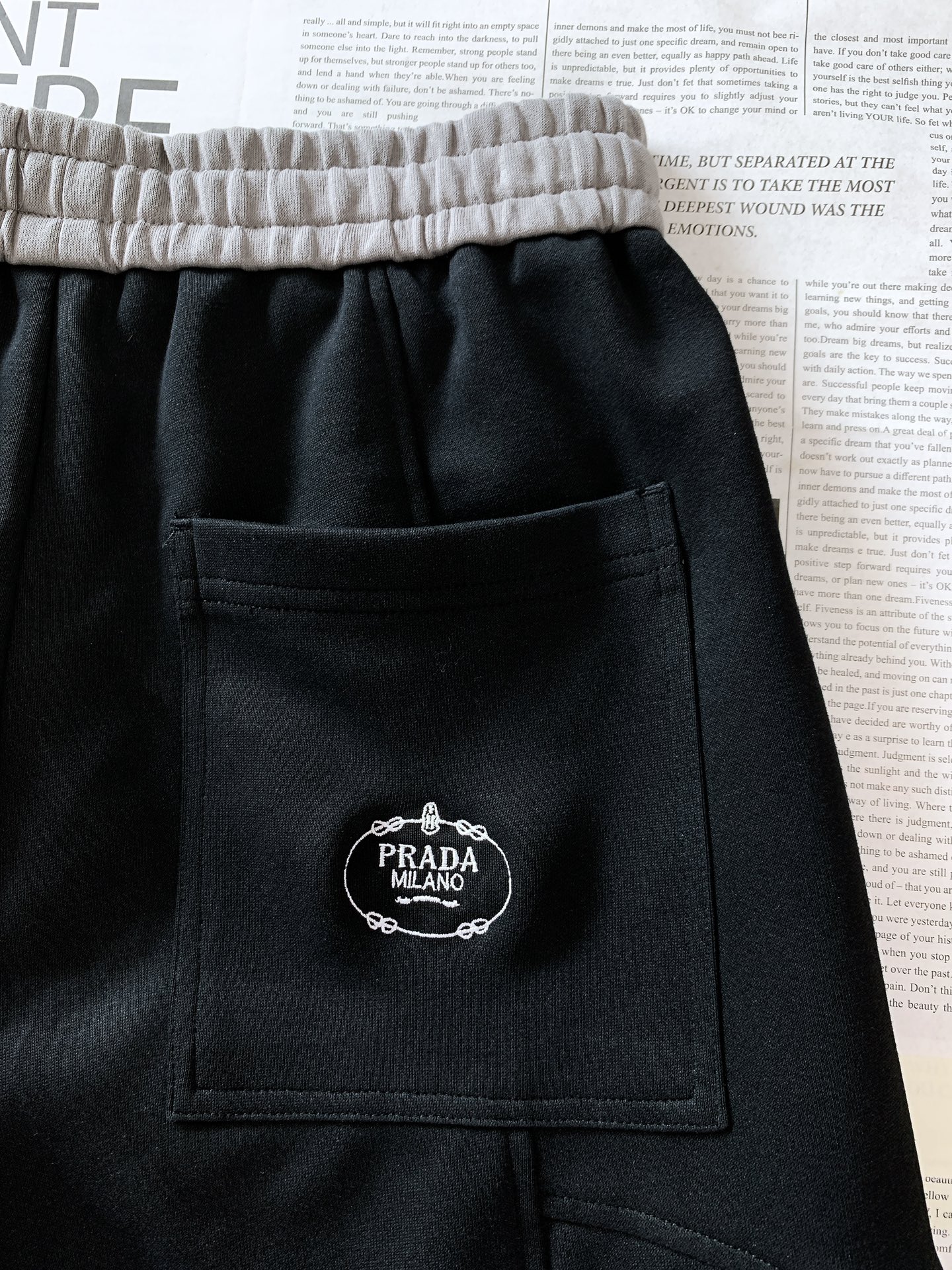 Prada 普拉达 2025FW早秋新品复古工装休闲裤，双层针织，定制的面料，客供五金辅料～四季中不可缺