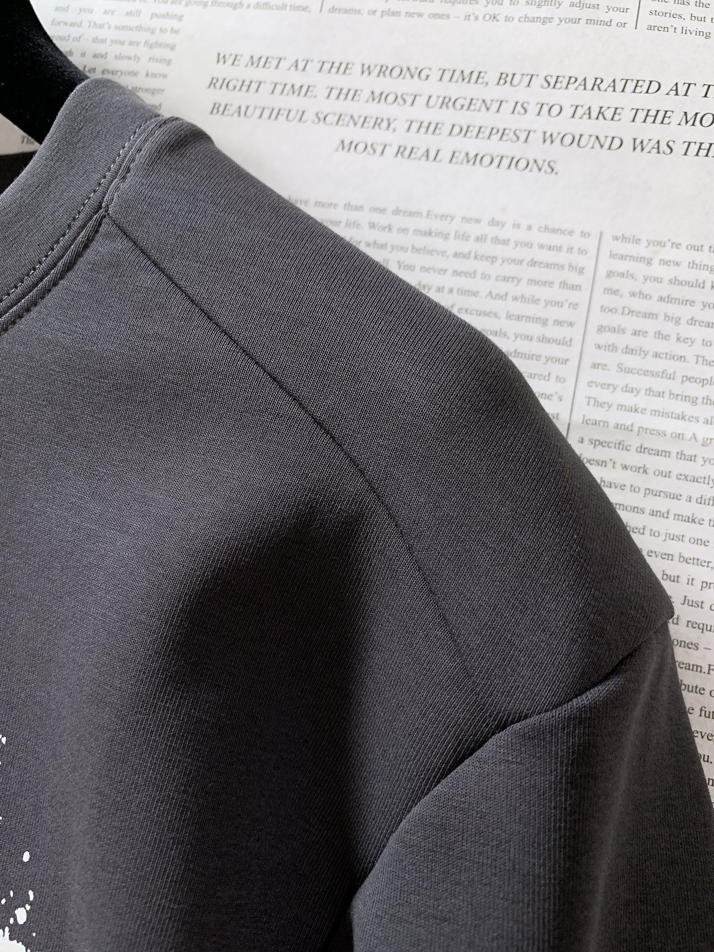 LouisVuitton 路易威登 2025FW早秋新品休闲套头卫衣。主调自带高级质感。胸前泼墨风品牌字