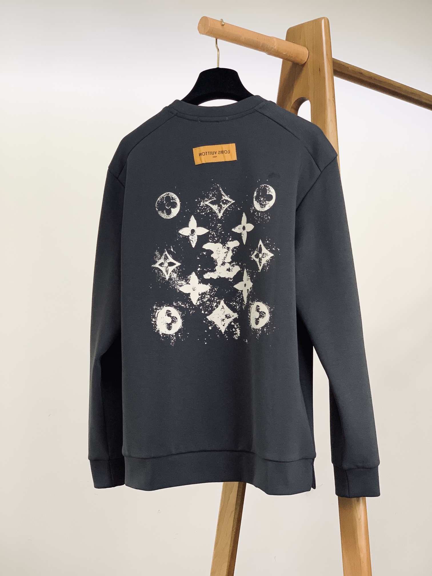 LouisVuitton 路易威登 2025FW早秋新品休闲套头卫衣。主调自带高级质感。胸前泼墨风品牌字