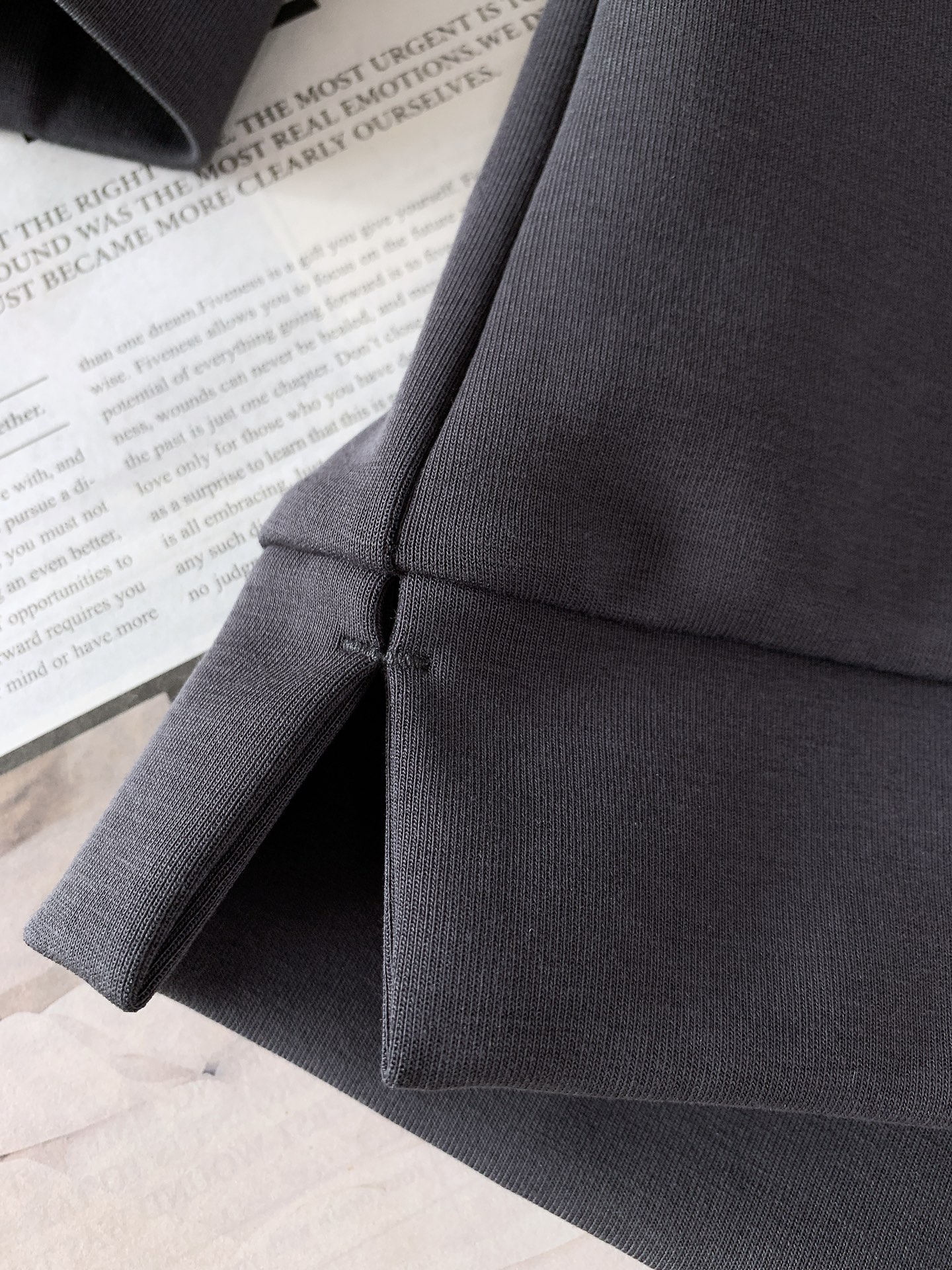 LouisVuitton 路易威登 2025FW早秋新品休闲套头卫衣。主调自带高级质感。胸前泼墨风品牌字