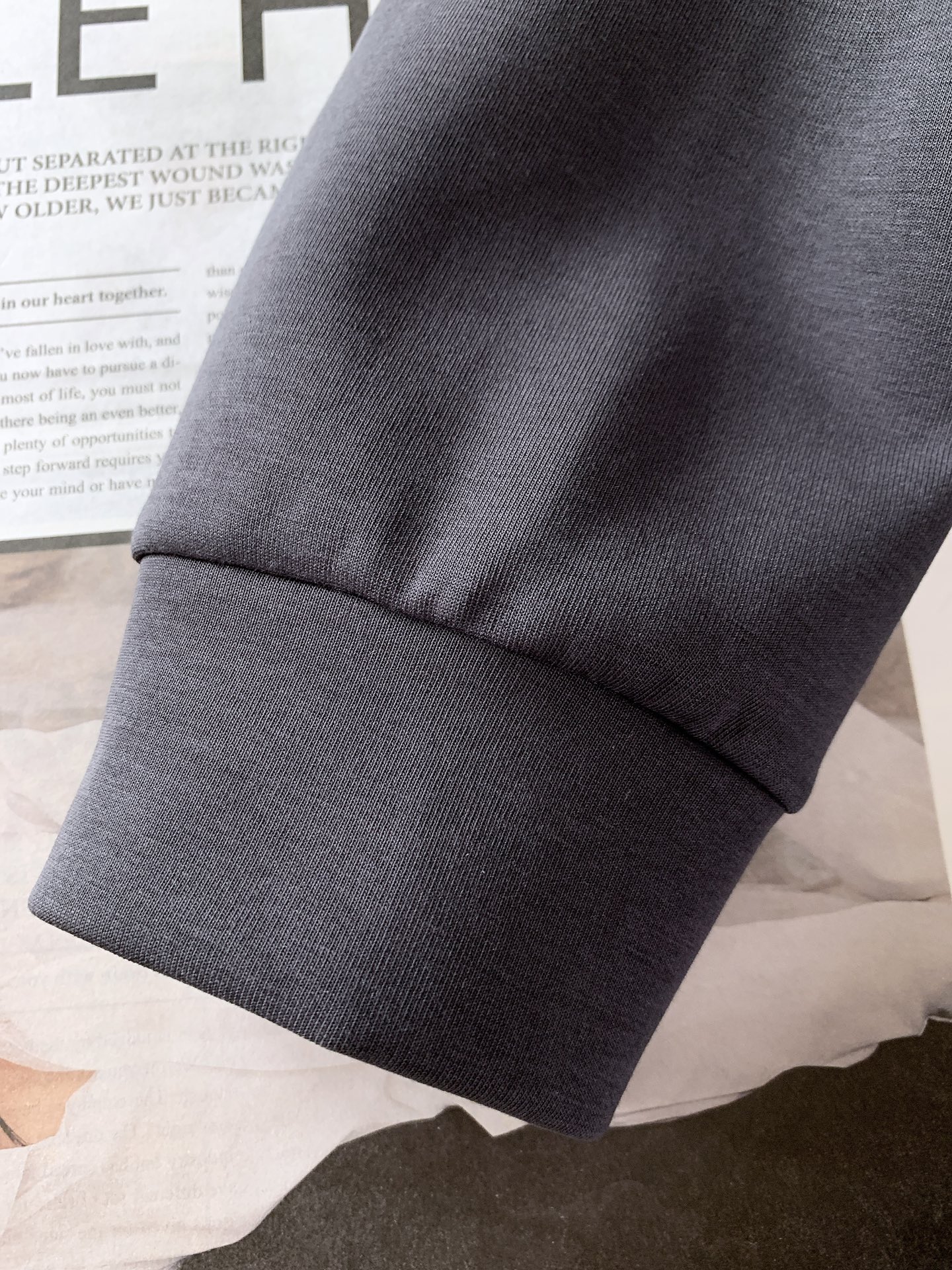 LouisVuitton 路易威登 2025FW早秋新品休闲套头卫衣。主调自带高级质感。胸前泼墨风品牌字