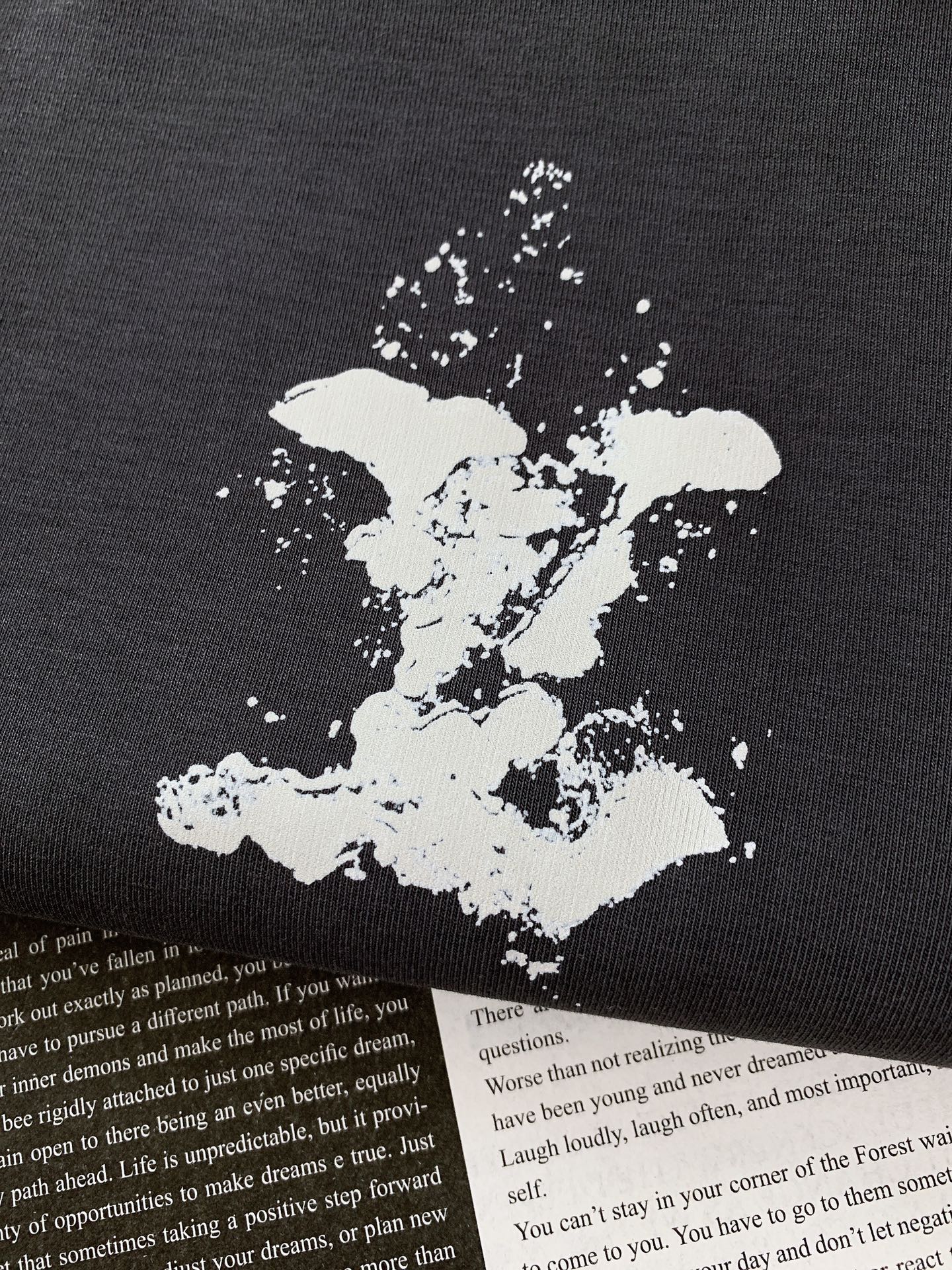 LouisVuitton 路易威登 2025FW早秋新品休闲套头卫衣。主调自带高级质感。胸前泼墨风品牌字