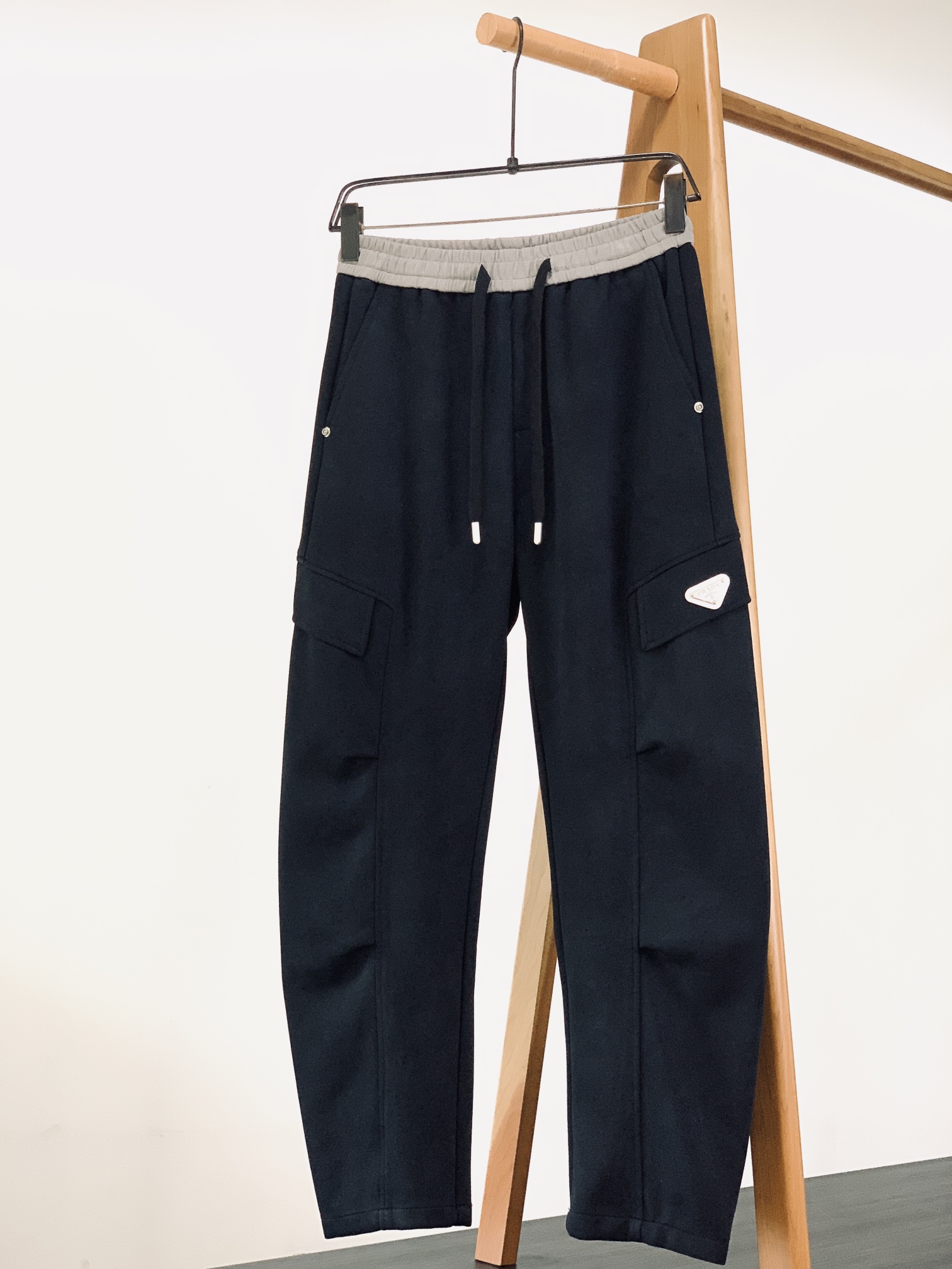 Prada 普拉达 2025FW早秋新品复古工装休闲裤，双层针织，定制的面料，客供五金辅料～四季中不可缺