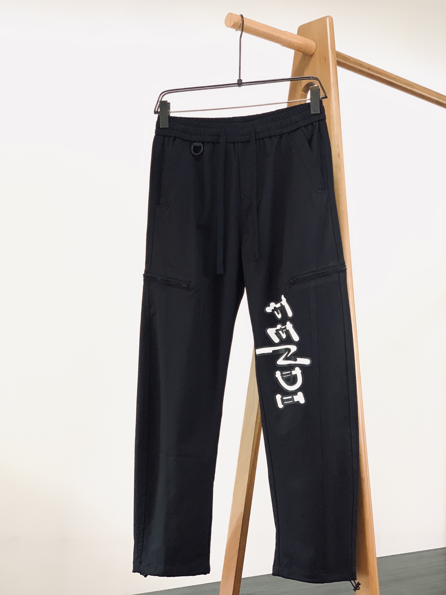 Fendi 芬迪 2025FW早秋新品小怪兽系列复古工装休闲裤，双层针织，定制的面料，客供五金辅料～四季