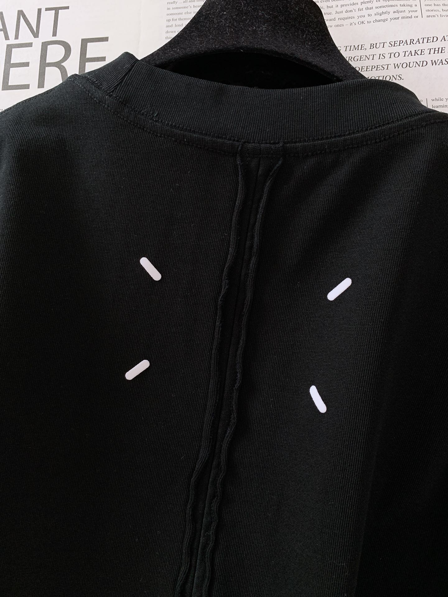 Maison Margiela MM6 马丁马吉拉 2025FW早秋新品 限定款套头打底衫，以排山倒海之