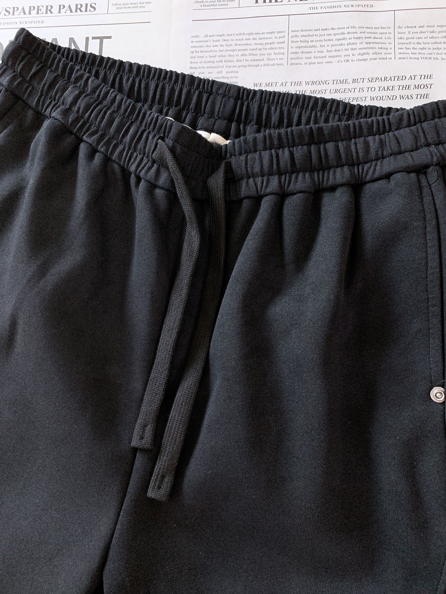 𝐁𝐚𝐥𝐞𝐧𝐜𝐢𝐚𝐠𝐚 巴黎世家 2025FW早秋新品 时尚系列休闲裤，独特设计，抽绳休闲短裤订纱开始订染