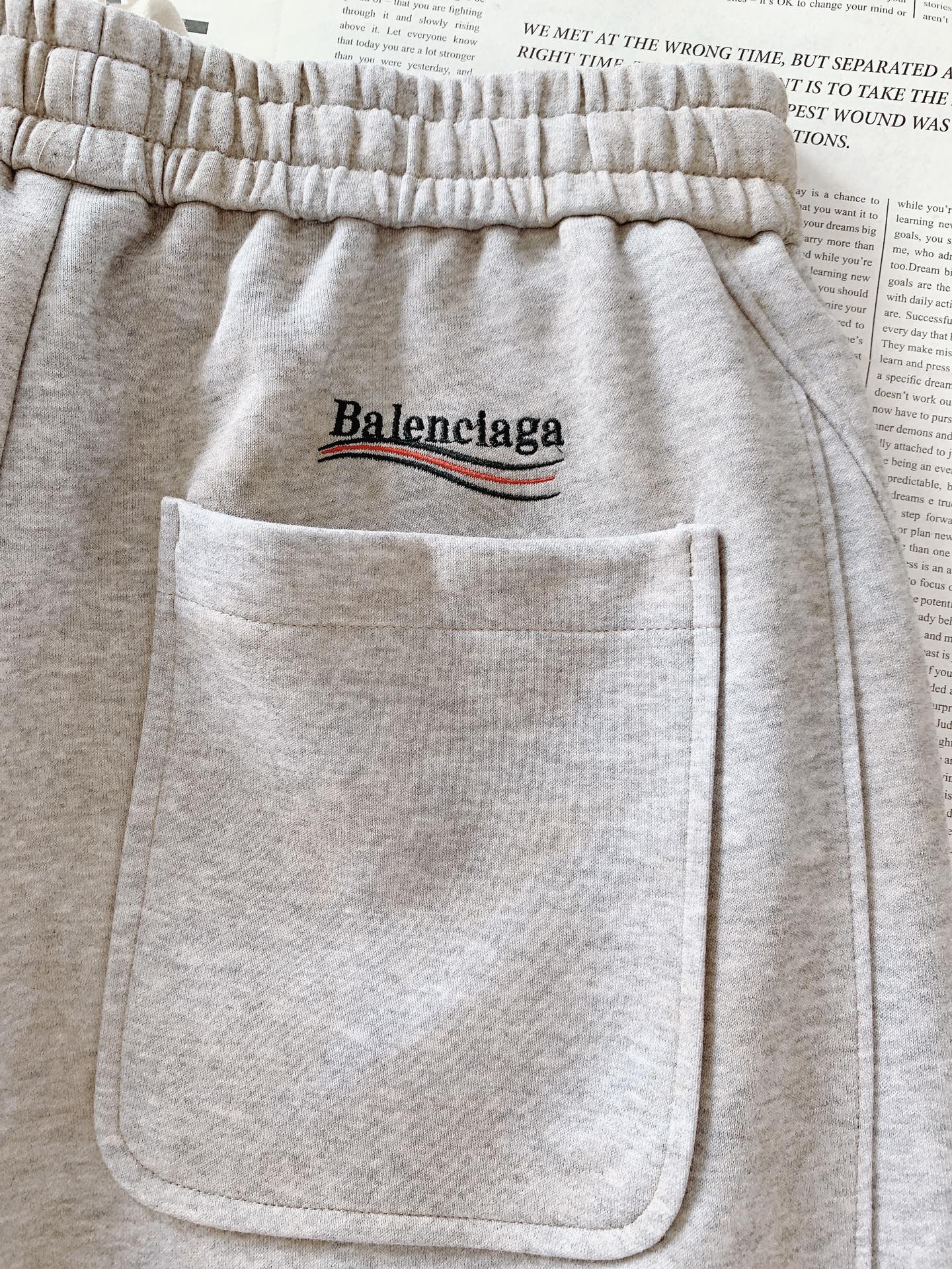 𝐁𝐚𝐥𝐞𝐧𝐜𝐢𝐚𝐠𝐚 巴黎世家 2025FW早秋新品 时尚系列休闲裤，独特设计，抽绳休闲短裤订纱开始订染