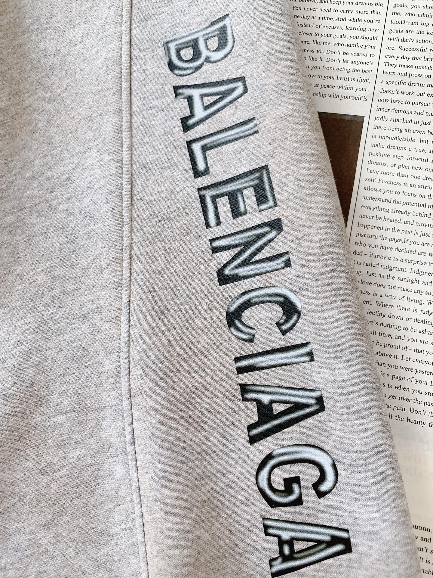 𝐁𝐚𝐥𝐞𝐧𝐜𝐢𝐚𝐠𝐚 巴黎世家 2025FW早秋新品 时尚系列休闲裤，独特设计，抽绳休闲短裤订纱开始订染