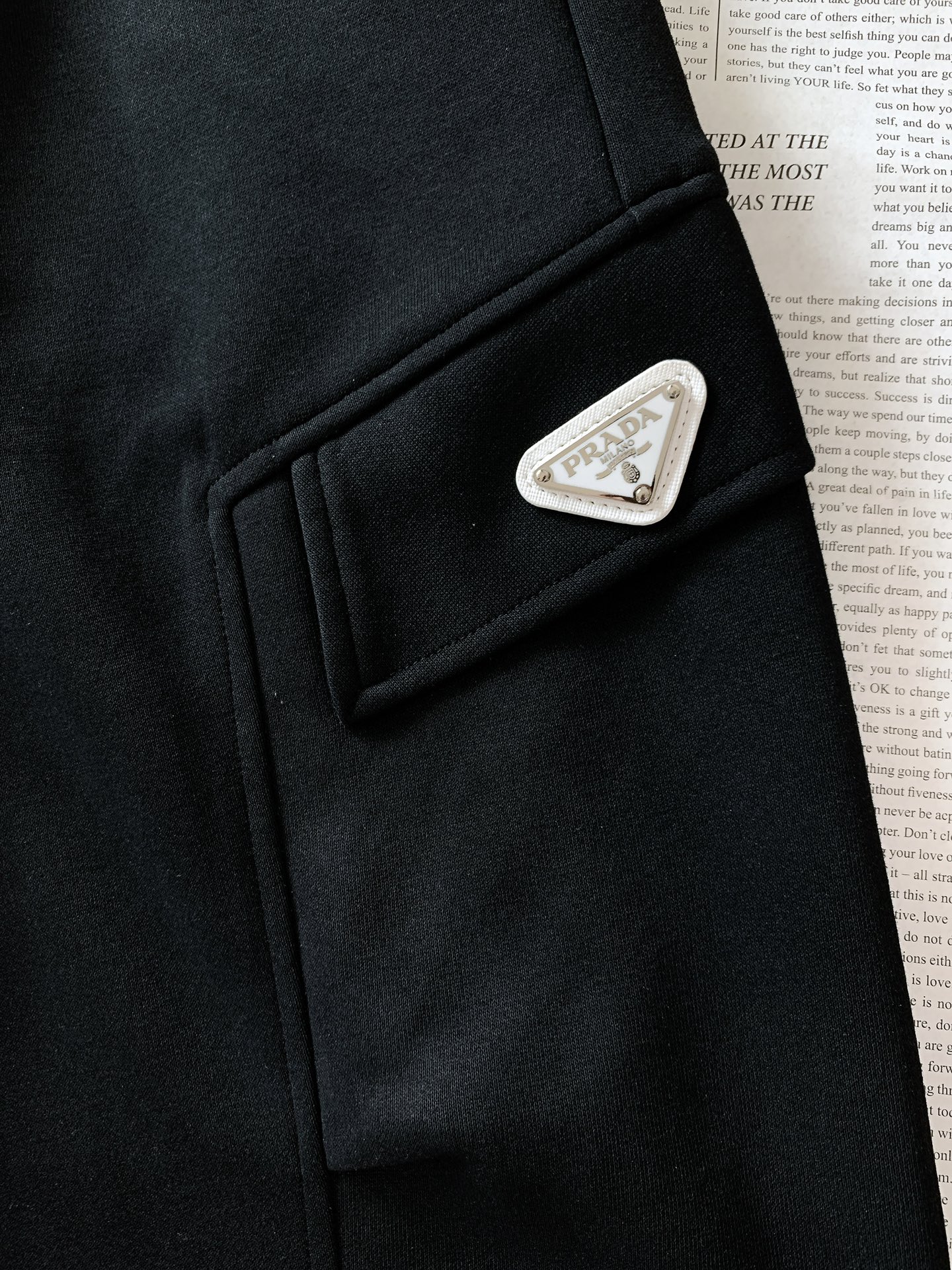 Prada 普拉达 2025FW早秋新品复古工装休闲裤，双层针织，定制的面料，客供五金辅料～四季中不可缺