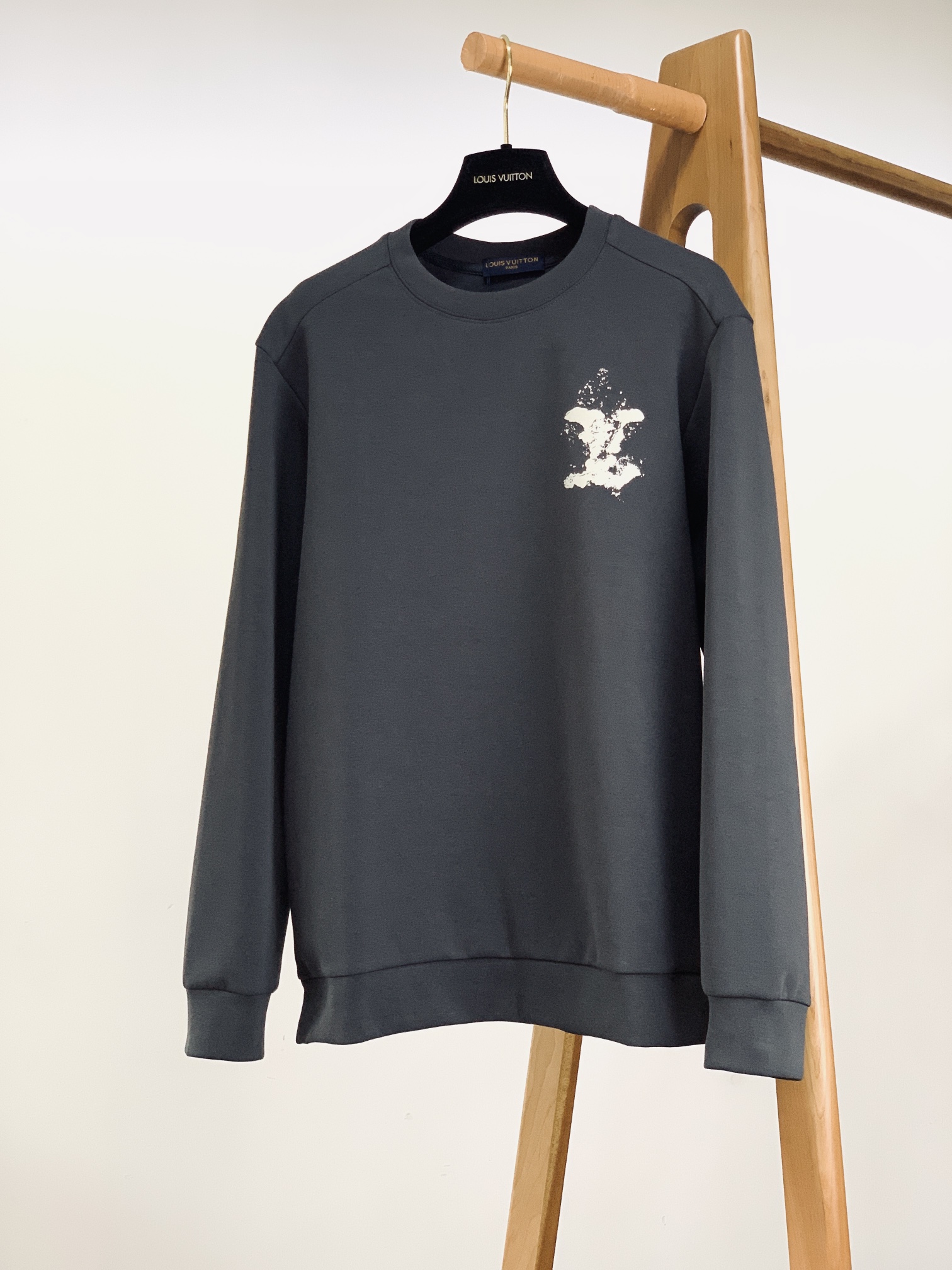 LouisVuitton 路易威登 2025FW早秋新品休闲套头卫衣。主调自带高级质感。胸前泼墨风品牌字