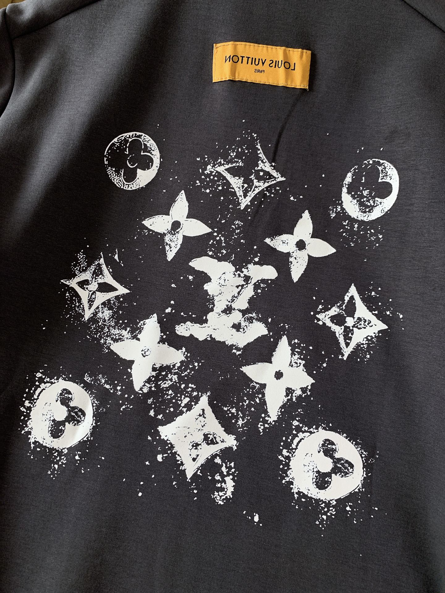 LouisVuitton 路易威登 2025FW早秋新品休闲套头卫衣。主调自带高级质感。胸前泼墨风品牌字