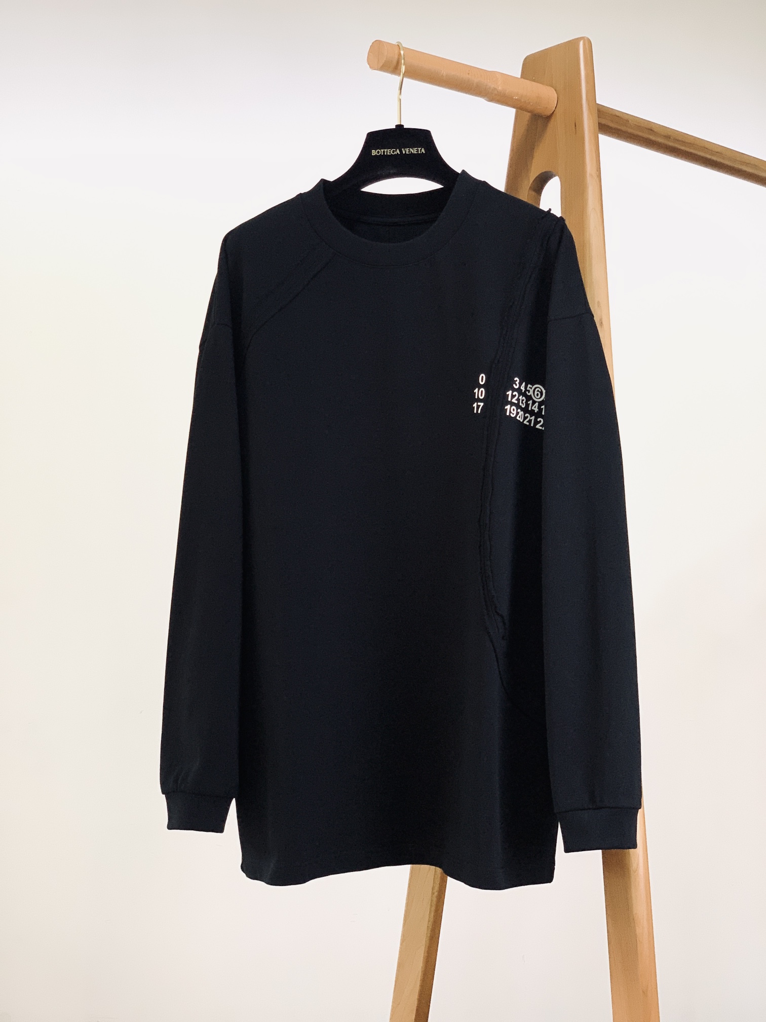 Maison Margiela MM6 马丁马吉拉 2025FW早秋新品 限定款套头打底衫，以排山倒海之