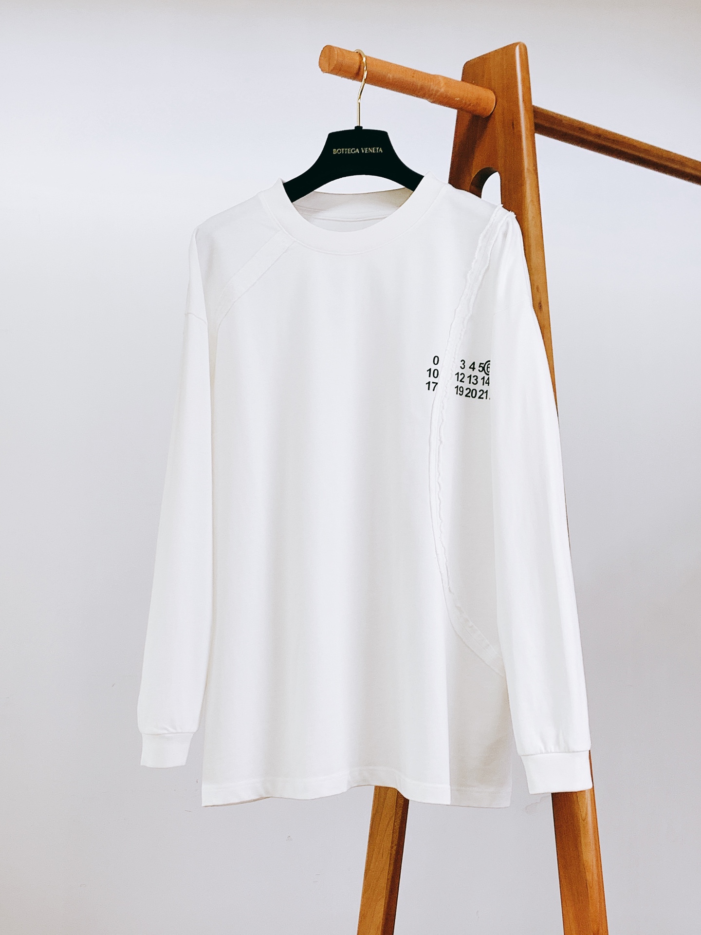 Maison Margiela MM6 马丁马吉拉 2025FW早秋新品 限定款套头打底衫，以排山倒海之