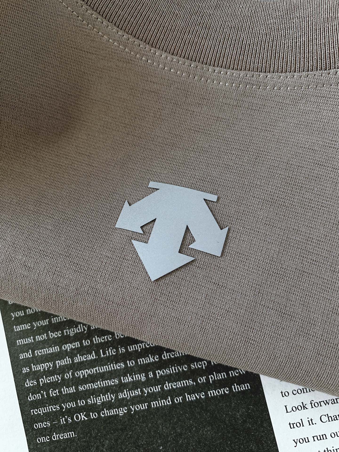 DESCENTE 迪桑特 2025FW秋冬新品 休闲长袖打底衫，立体感logo廓形长袖打底T恤，甄选优质