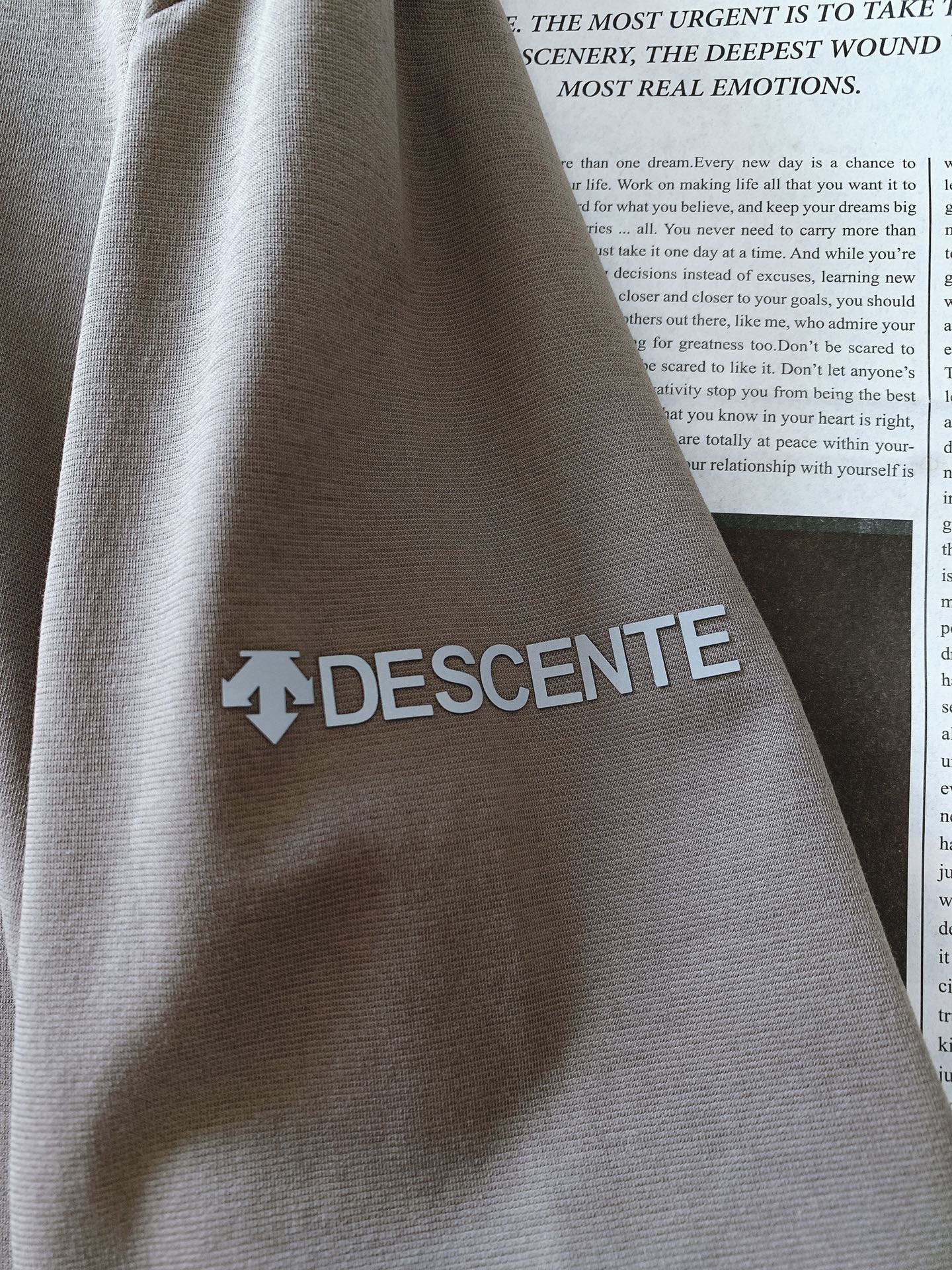 DESCENTE 迪桑特 2025FW秋冬新品 休闲长袖打底衫，立体感logo廓形长袖打底T恤，甄选优质
