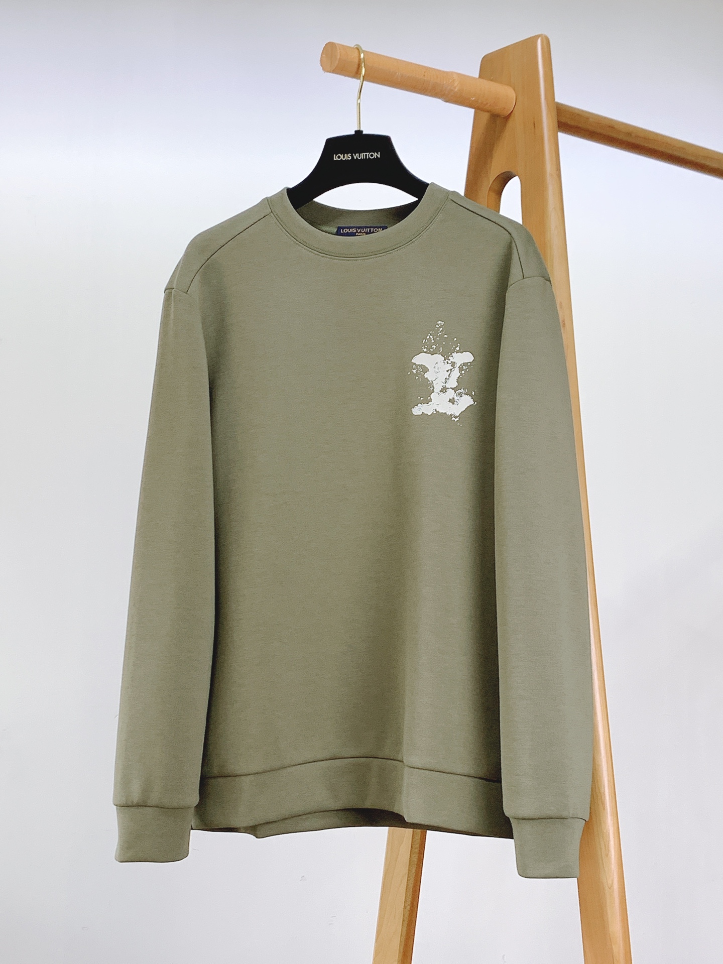 LouisVuitton 路易威登 2025FW早秋新品休闲套头卫衣。主调自带高级质感。胸前泼墨风品牌字