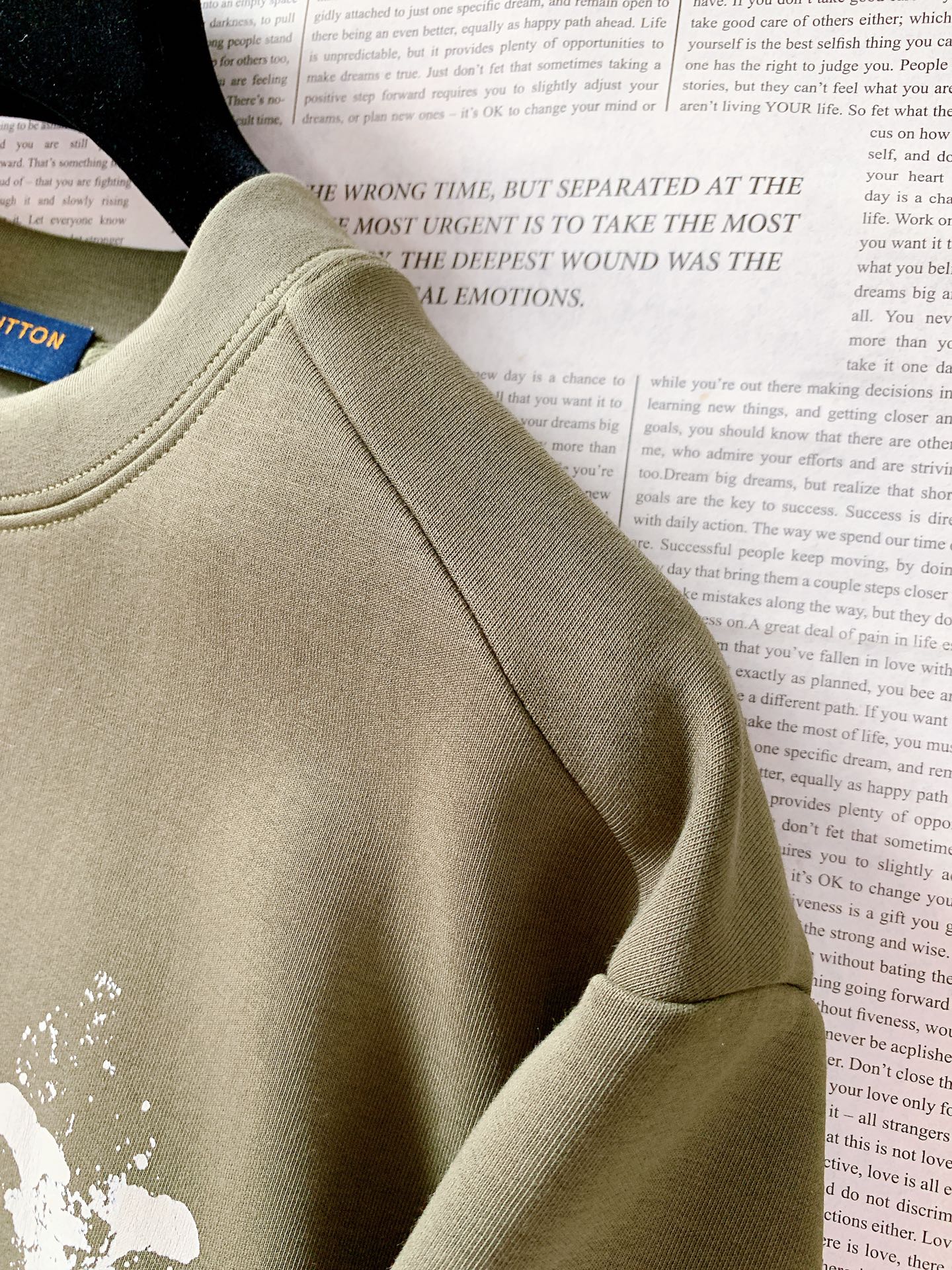 LouisVuitton 路易威登 2025FW早秋新品休闲套头卫衣。主调自带高级质感。胸前泼墨风品牌字