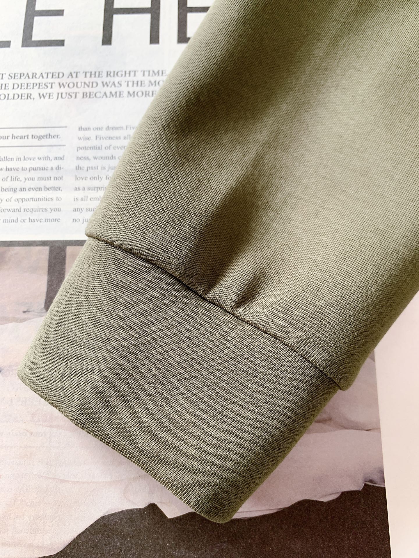 LouisVuitton 路易威登 2025FW早秋新品休闲套头卫衣。主调自带高级质感。胸前泼墨风品牌字