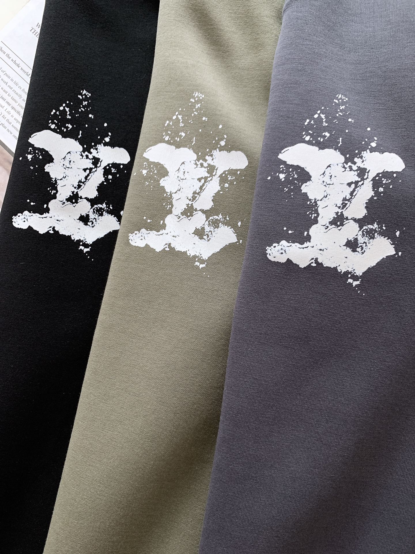 LouisVuitton 路易威登 2025FW早秋新品休闲套头卫衣。主调自带高级质感。胸前泼墨风品牌字