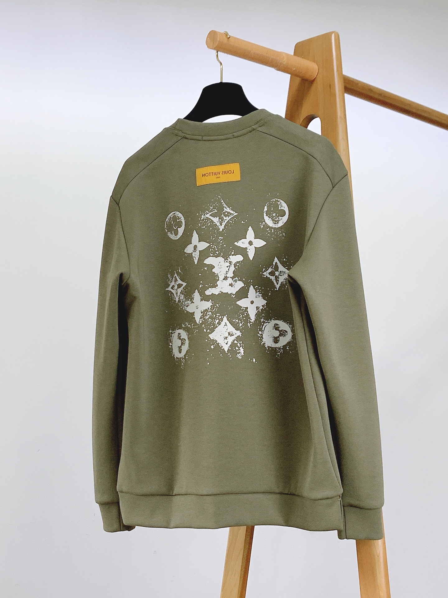 LouisVuitton 路易威登 2025FW早秋新品休闲套头卫衣。主调自带高级质感。胸前泼墨风品牌字