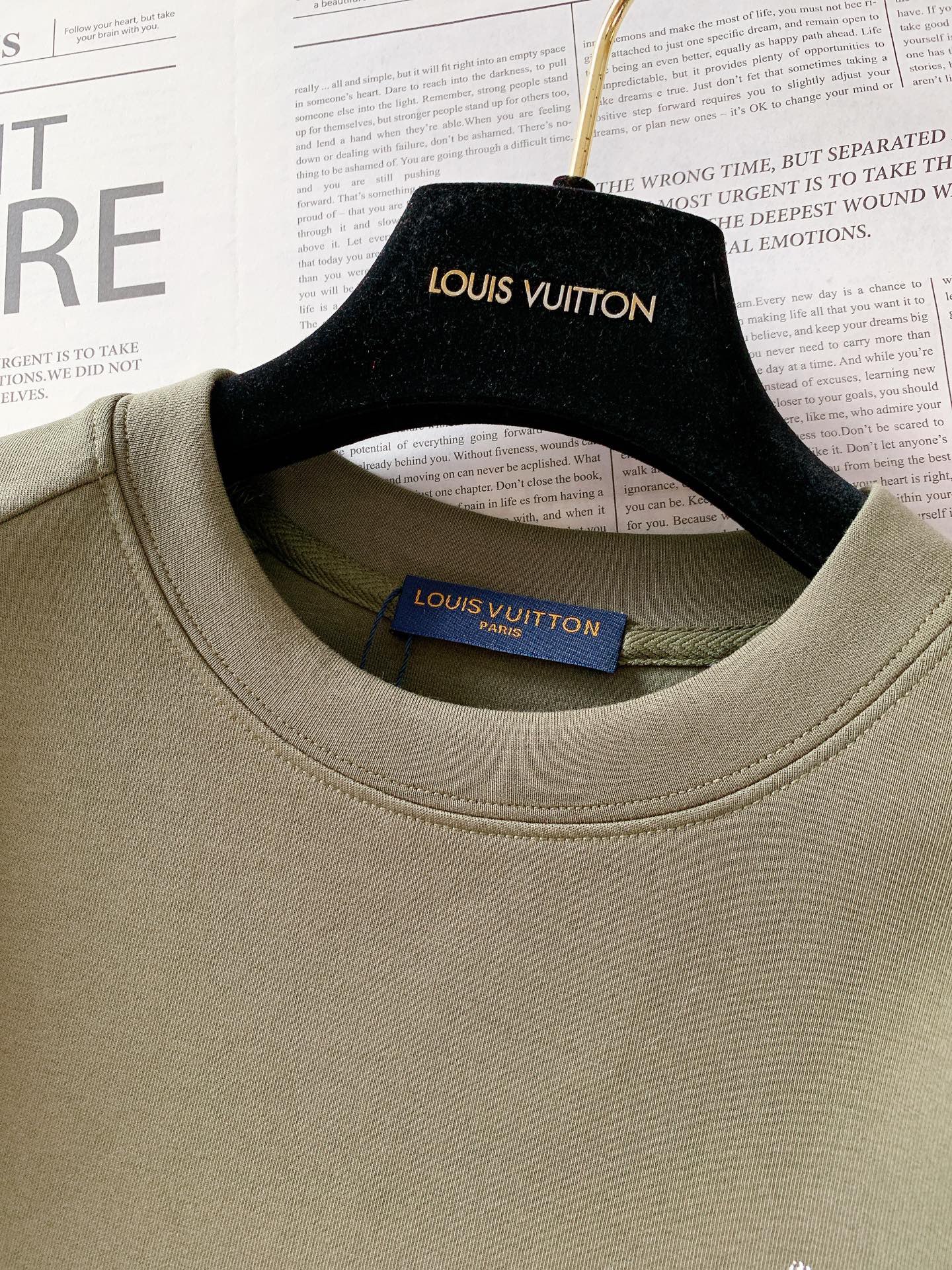 LouisVuitton 路易威登 2025FW早秋新品休闲套头卫衣。主调自带高级质感。胸前泼墨风品牌字