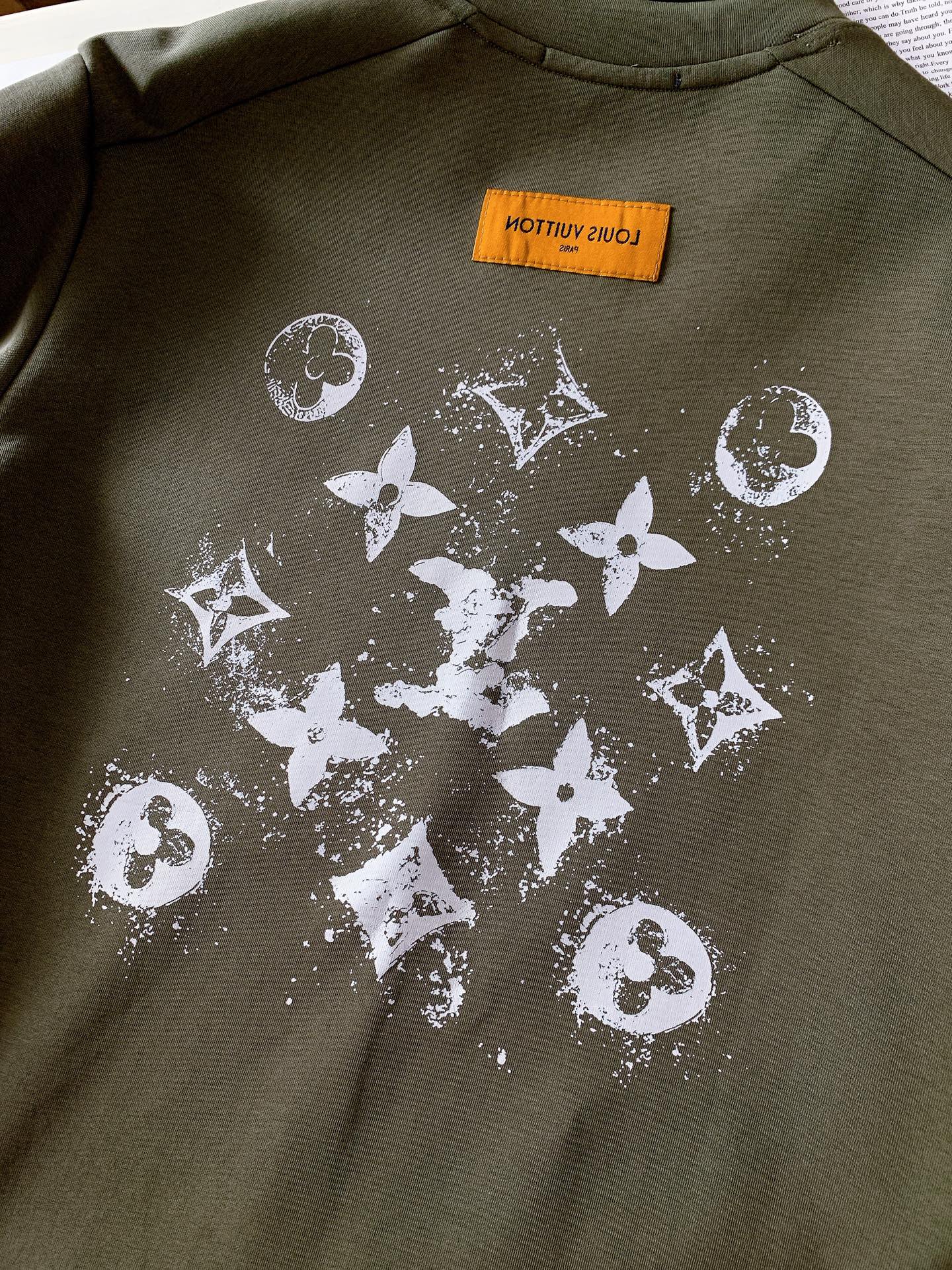 LouisVuitton 路易威登 2025FW早秋新品休闲套头卫衣。主调自带高级质感。胸前泼墨风品牌字