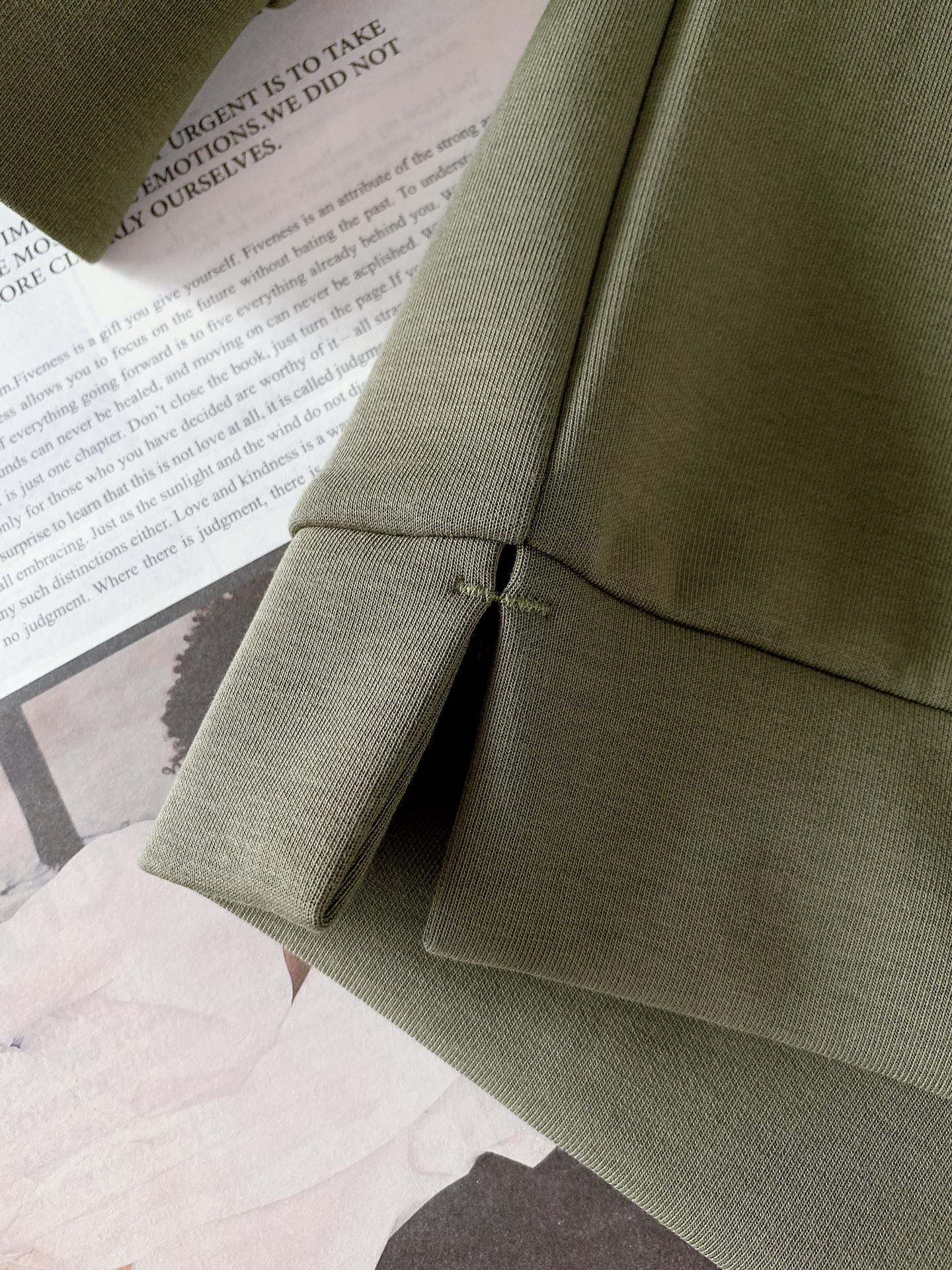 LouisVuitton 路易威登 2025FW早秋新品休闲套头卫衣。主调自带高级质感。胸前泼墨风品牌字