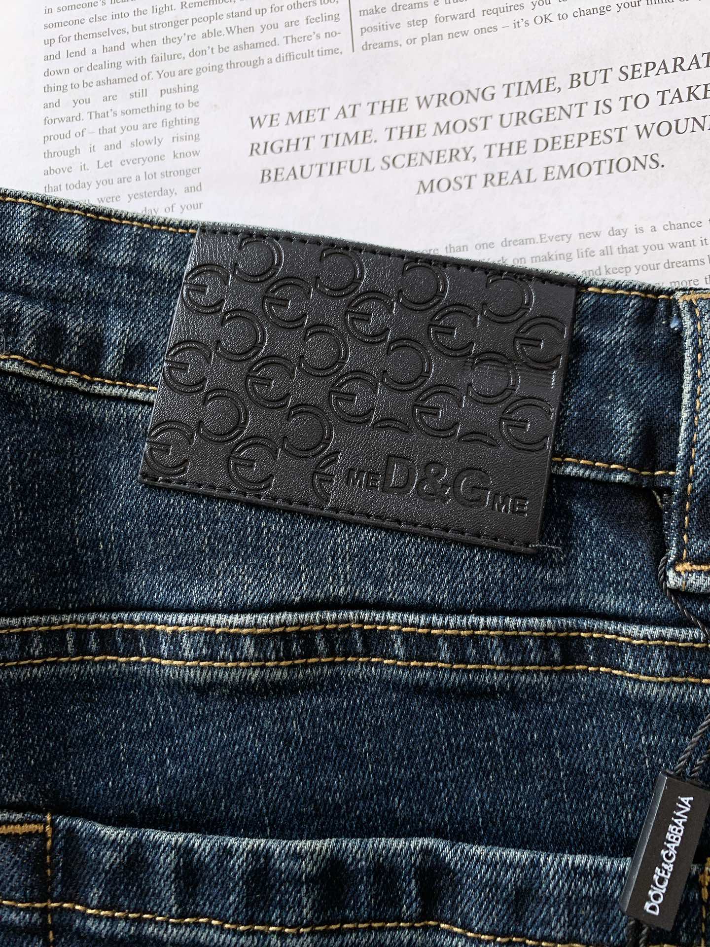 DOLCE&GABBANA 杜嘉班纳 2025FW早秋新品 极具DG家美学基调的一款牛仔裤👖，以面料和品