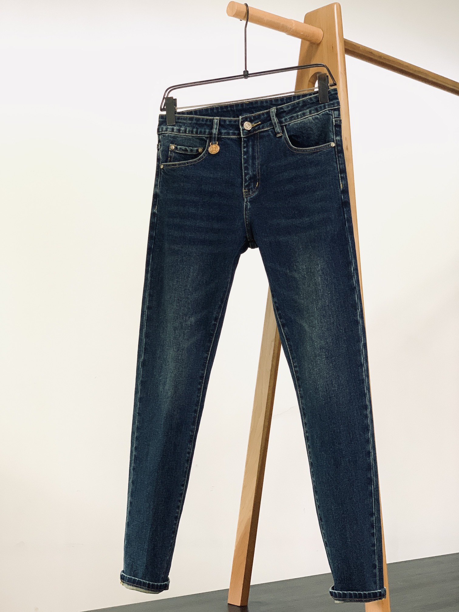 DOLCE&GABBANA 杜嘉班纳 2025FW早秋新品 极具DG家美学基调的一款牛仔裤👖，以面料和品