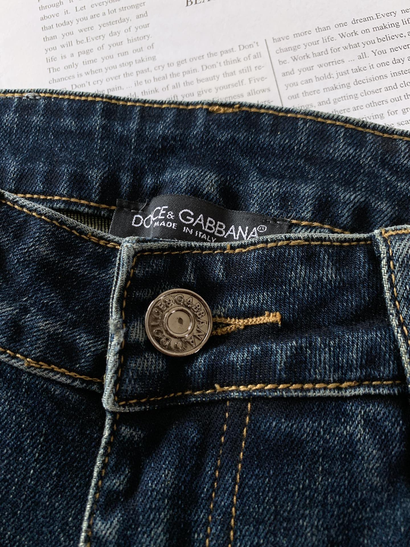 DOLCE&GABBANA 杜嘉班纳 2025FW早秋新品 极具DG家美学基调的一款牛仔裤👖，以面料和品