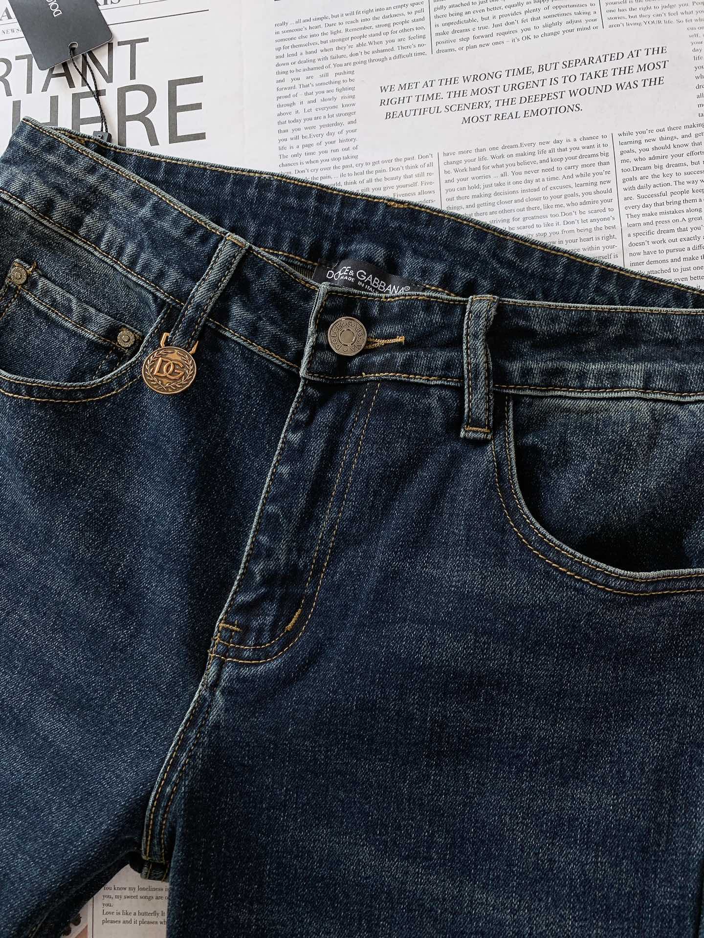 DOLCE&GABBANA 杜嘉班纳 2025FW早秋新品 极具DG家美学基调的一款牛仔裤👖，以面料和品