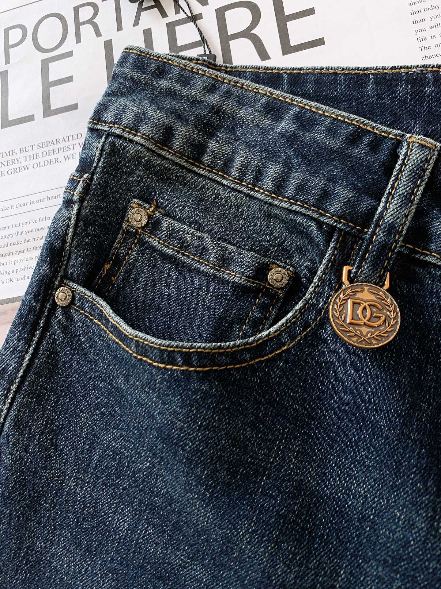 DOLCE&GABBANA 杜嘉班纳 2025FW早秋新品 极具DG家美学基调的一款牛仔裤👖，以面料和品