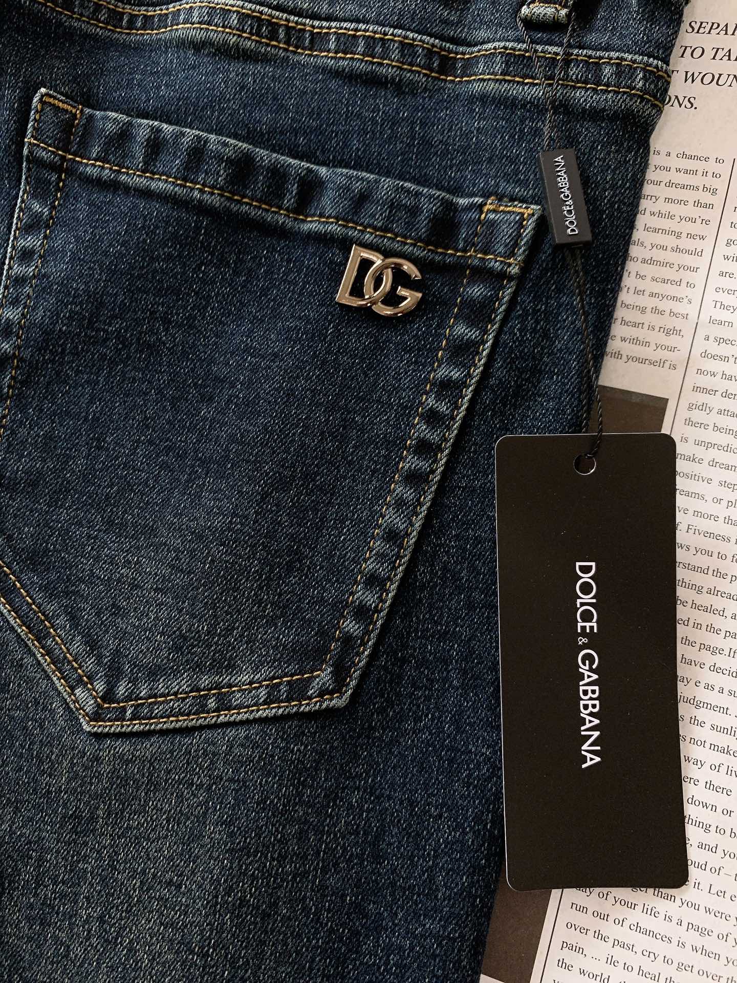 DOLCE&GABBANA 杜嘉班纳 2025FW早秋新品 极具DG家美学基调的一款牛仔裤👖，以面料和品