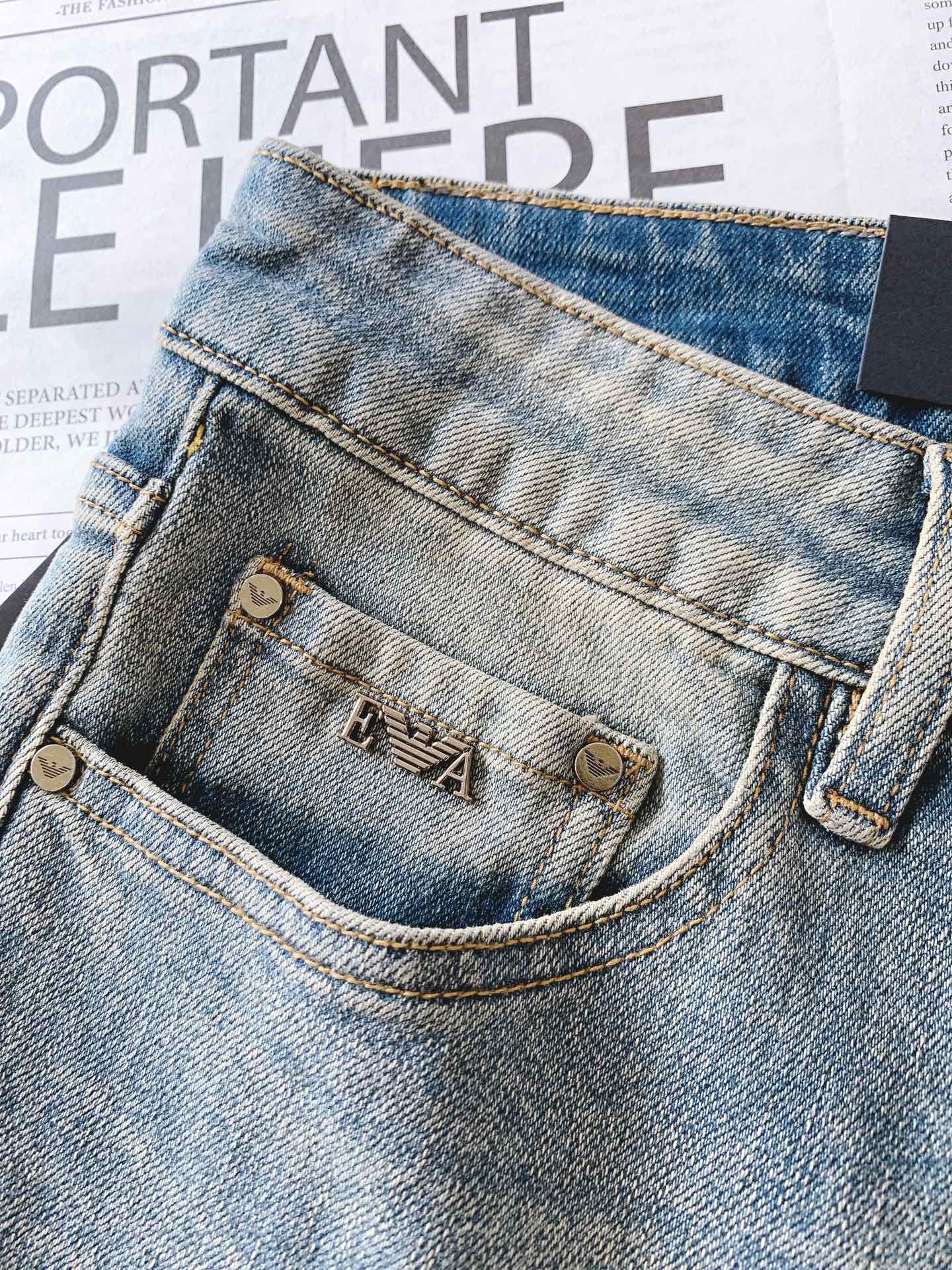 EmPorio Armani 阿玛尼 2025FW早秋新品 高级时装感 牛仔面料 , 洗水牛仔裤。面料很