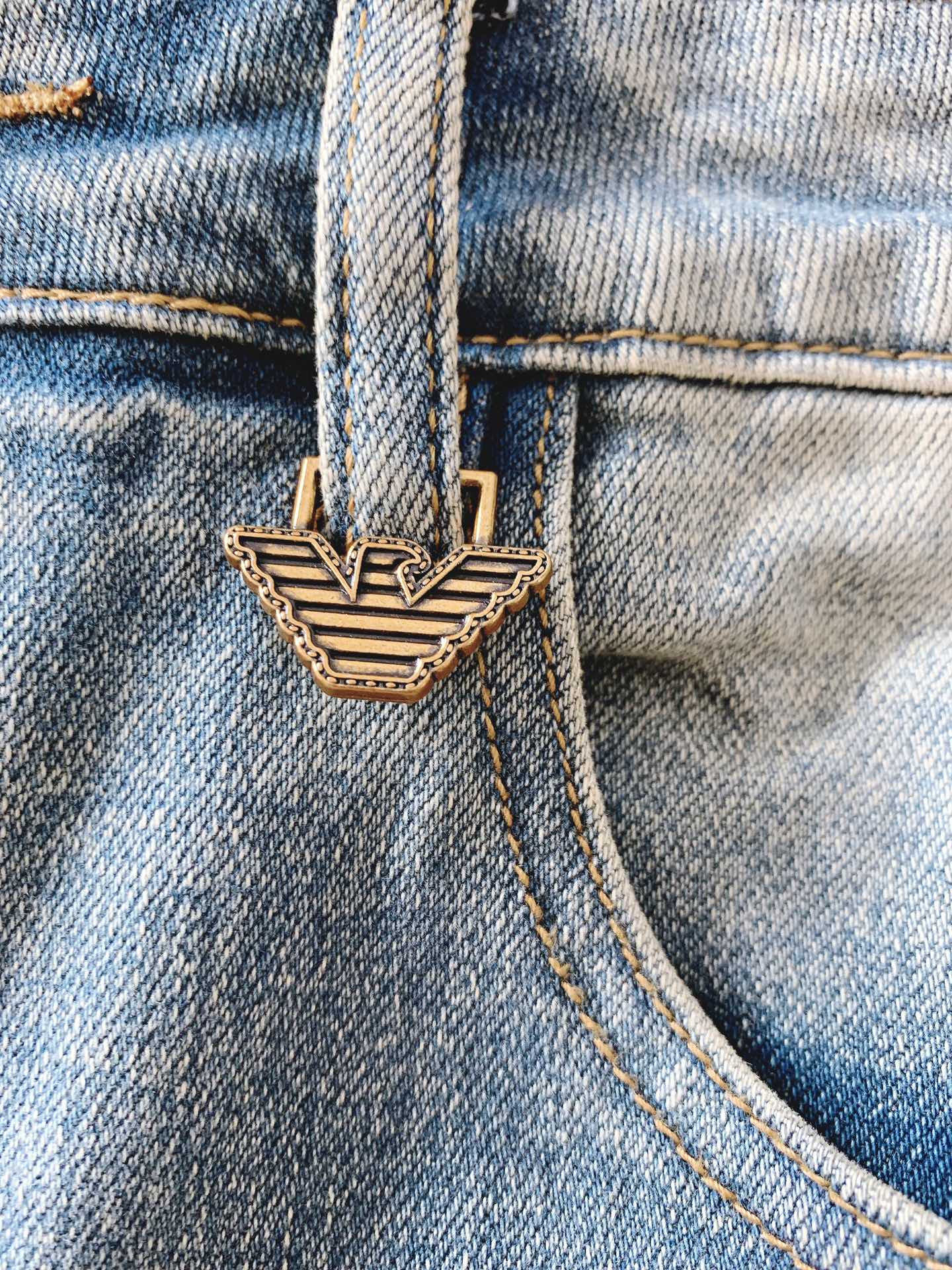 EmPorio Armani 阿玛尼 2025FW早秋新品 高级时装感 牛仔面料 , 洗水牛仔裤。面料很