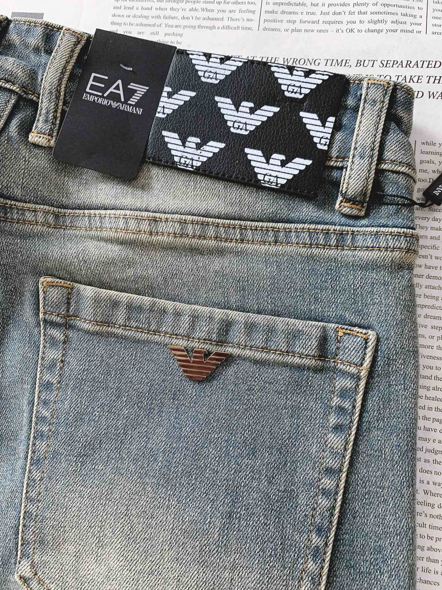 EmPorio Armani 阿玛尼 2025FW早秋新品 高级时装感 牛仔面料 , 洗水牛仔裤。面料很