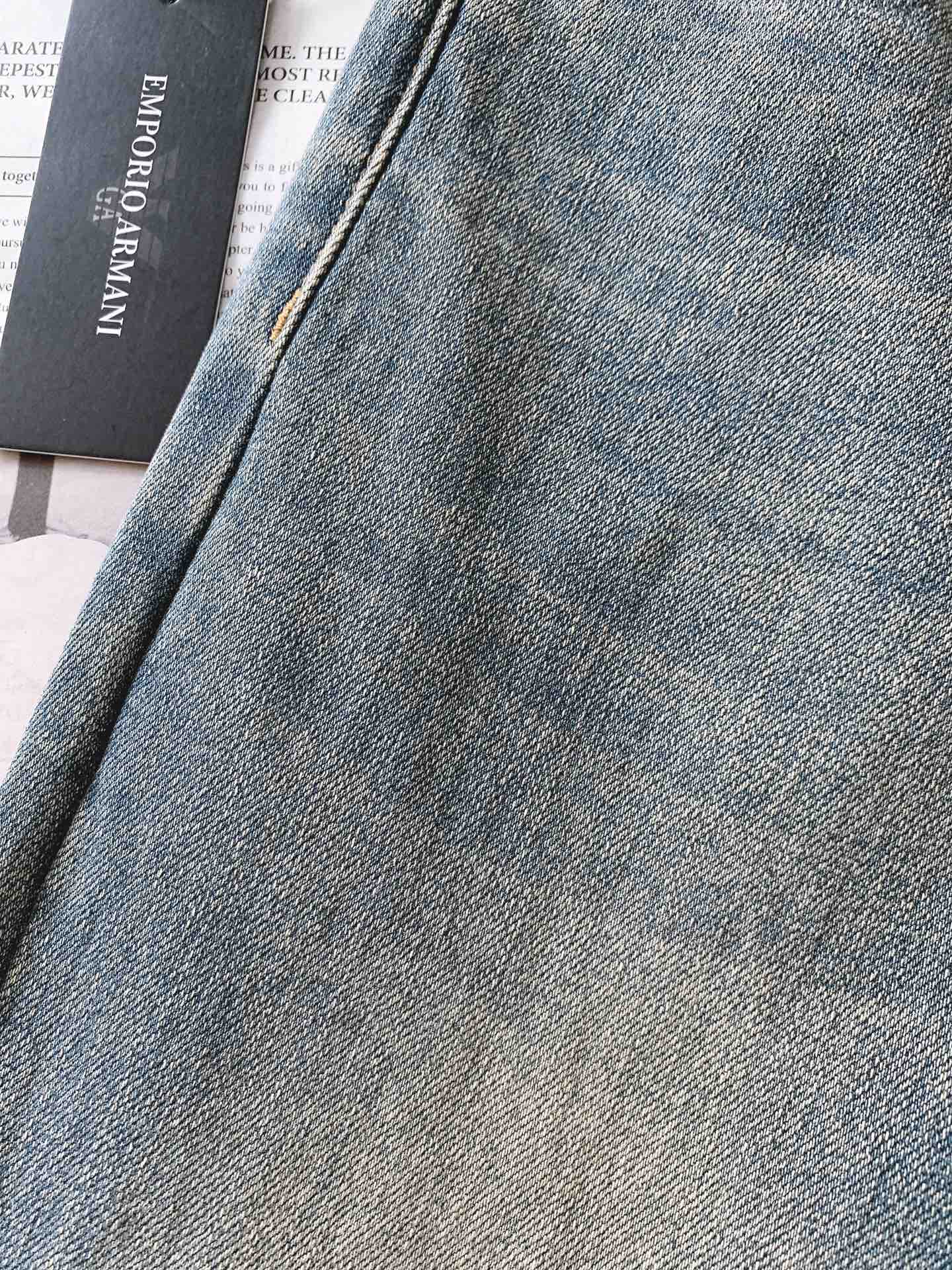 EmPorio Armani 阿玛尼 2025FW早秋新品 高级时装感 牛仔面料 , 洗水牛仔裤。面料很