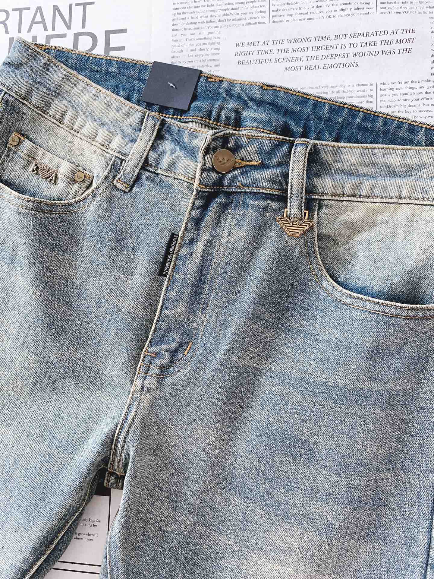 EmPorio Armani 阿玛尼 2025FW早秋新品 高级时装感 牛仔面料 , 洗水牛仔裤。面料很