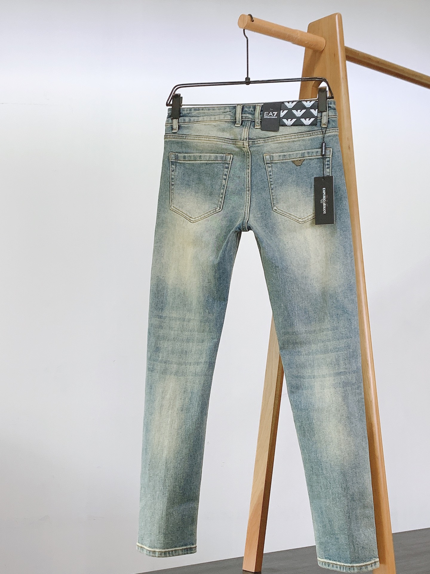 EmPorio Armani 阿玛尼 2025FW早秋新品 高级时装感 牛仔面料 , 洗水牛仔裤。面料很