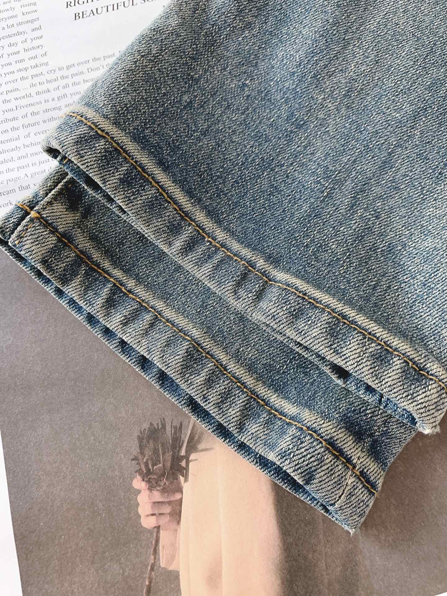 EmPorio Armani 阿玛尼 2025FW早秋新品 高级时装感 牛仔面料 , 洗水牛仔裤。面料很