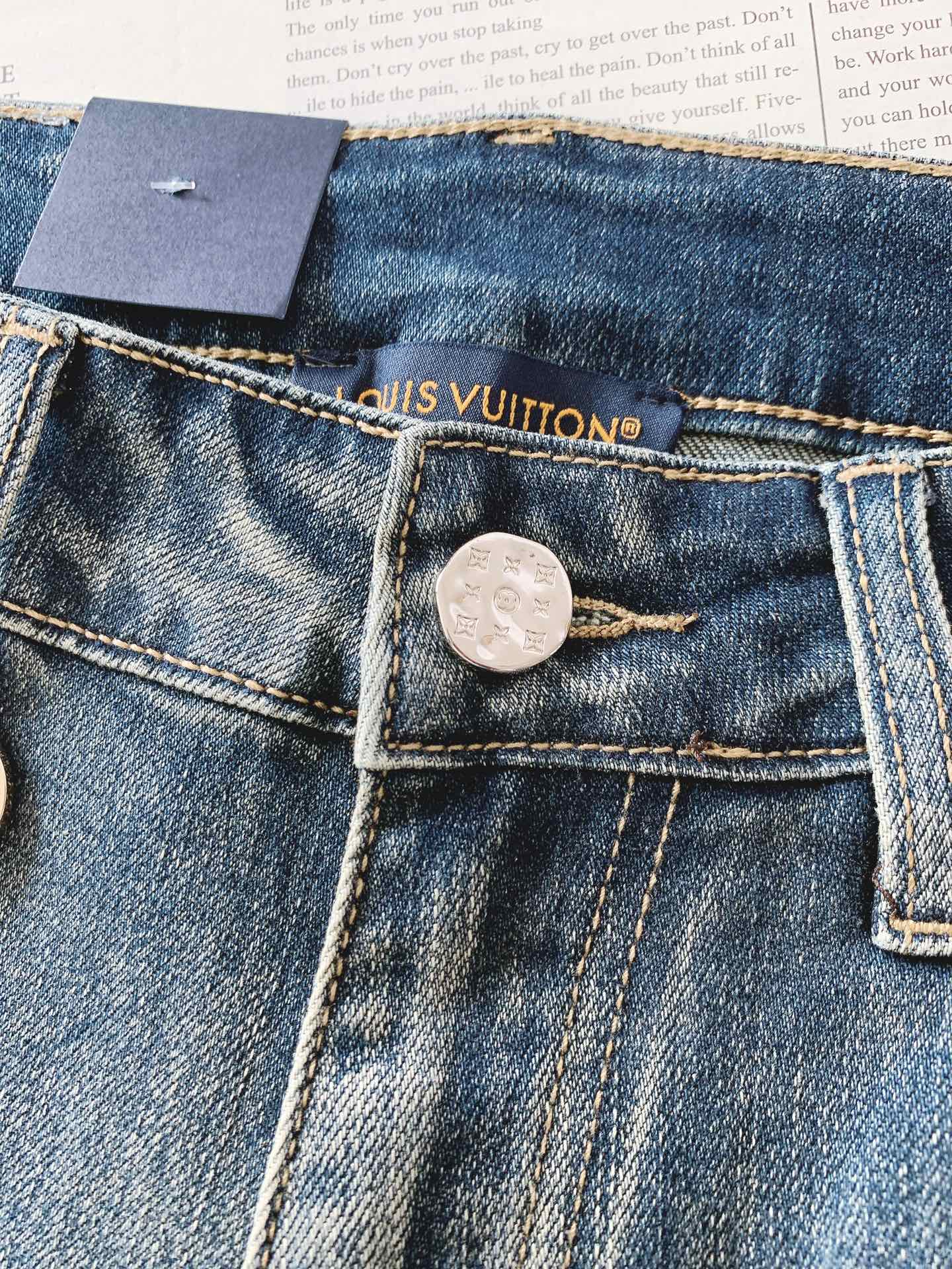 LouisVuitton 路易威登 2025FW早秋新品 高级时装感 牛仔面料 , 洗水牛仔裤。面料很特