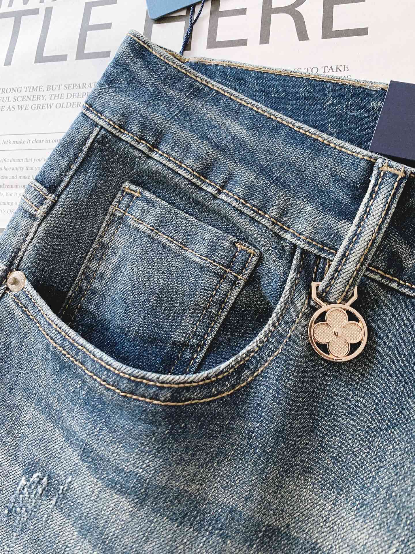 LouisVuitton 路易威登 2025FW早秋新品 高级时装感 牛仔面料 , 洗水牛仔裤。面料很特
