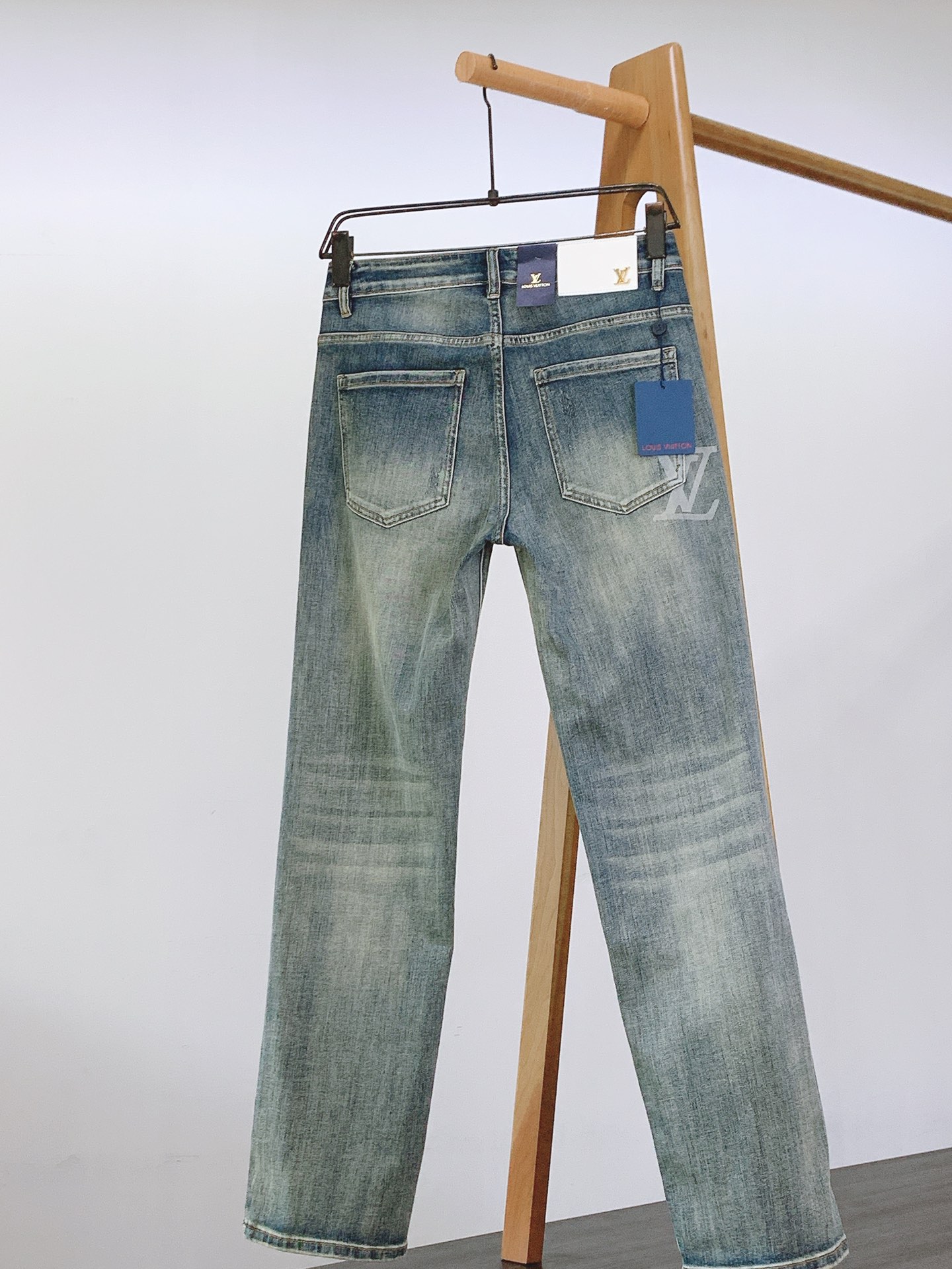 LouisVuitton 路易威登 2025FW早秋新品 高级时装感 牛仔面料 , 洗水牛仔裤。面料很特