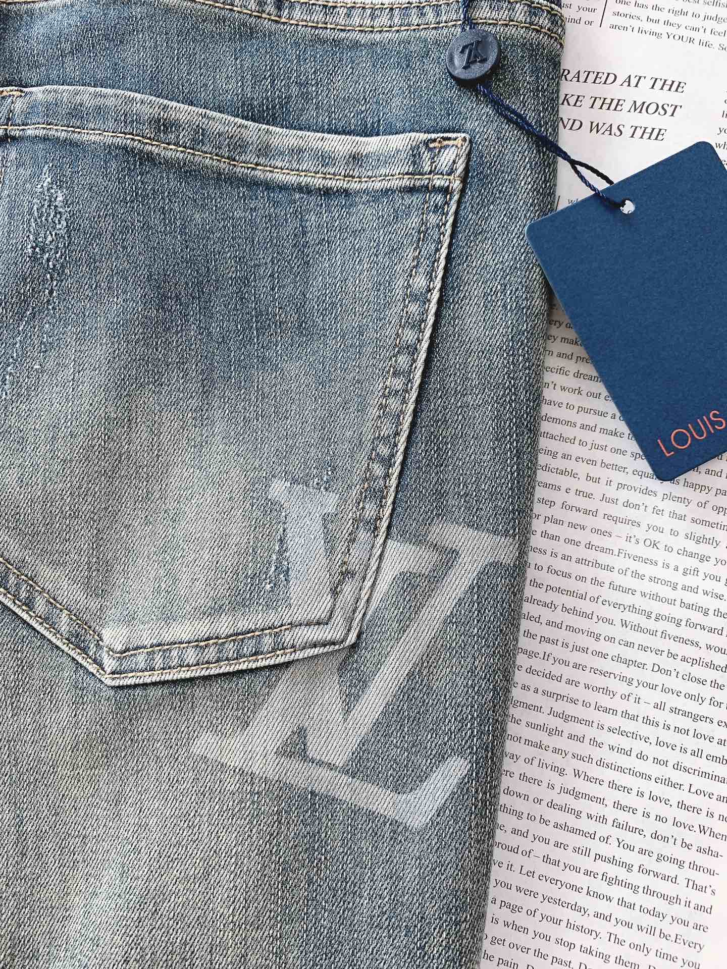 LouisVuitton 路易威登 2025FW早秋新品 高级时装感 牛仔面料 , 洗水牛仔裤。面料很特