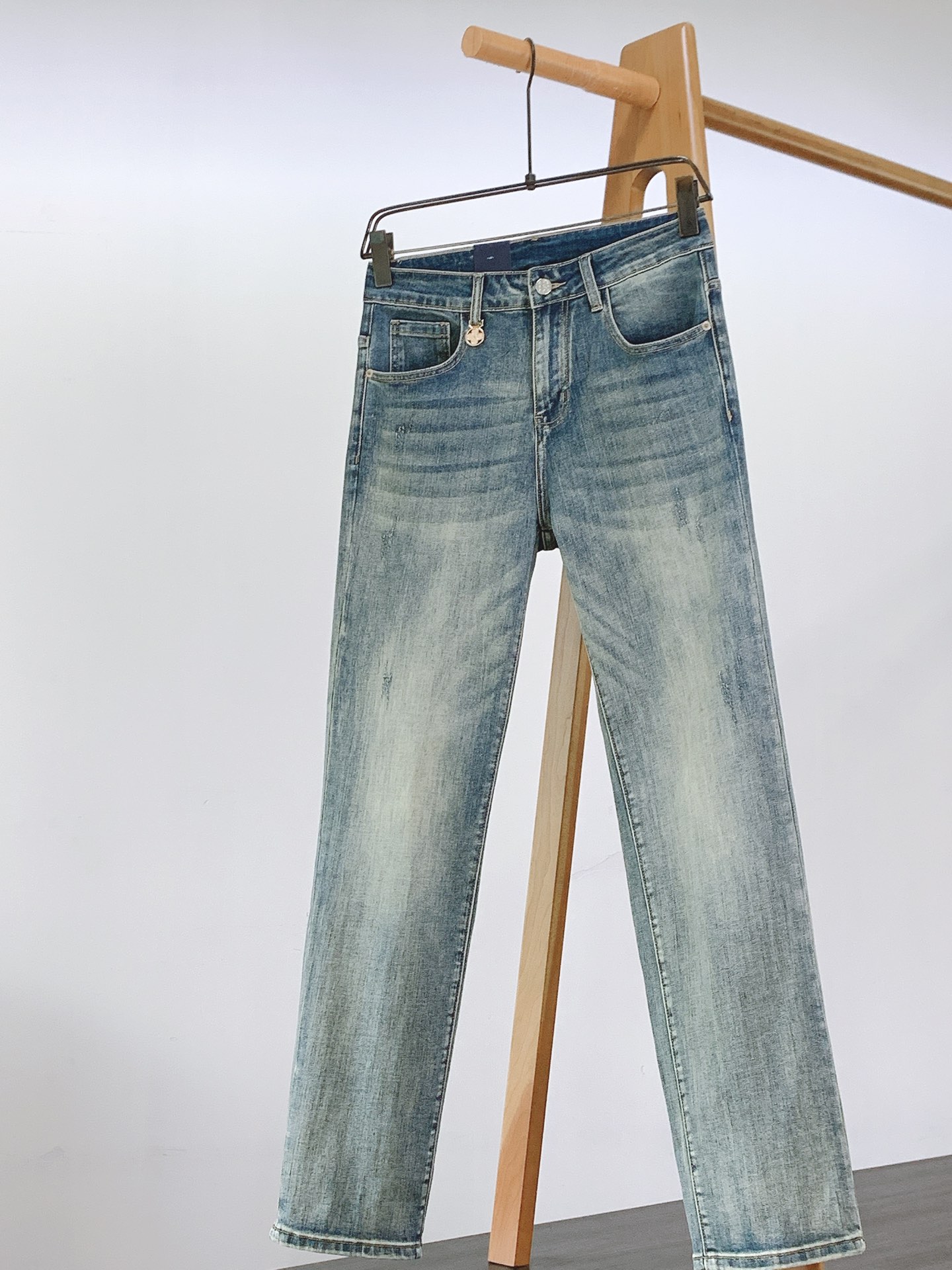 LouisVuitton 路易威登 2025FW早秋新品 高级时装感 牛仔面料 , 洗水牛仔裤。面料很特