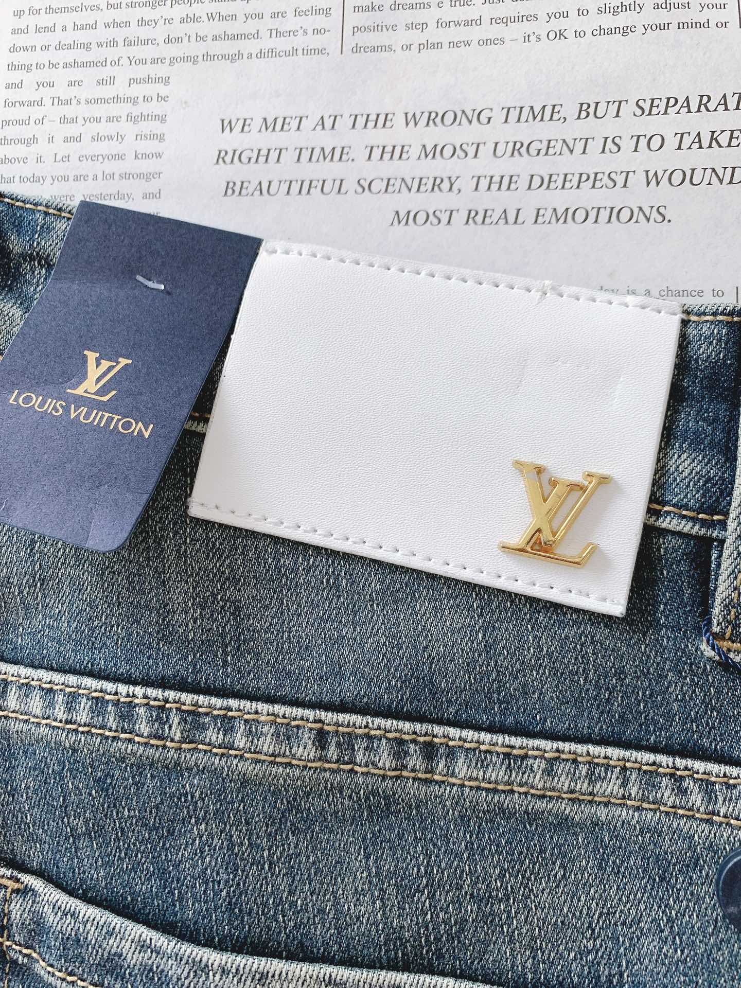 LouisVuitton 路易威登 2025FW早秋新品 高级时装感 牛仔面料 , 洗水牛仔裤。面料很特