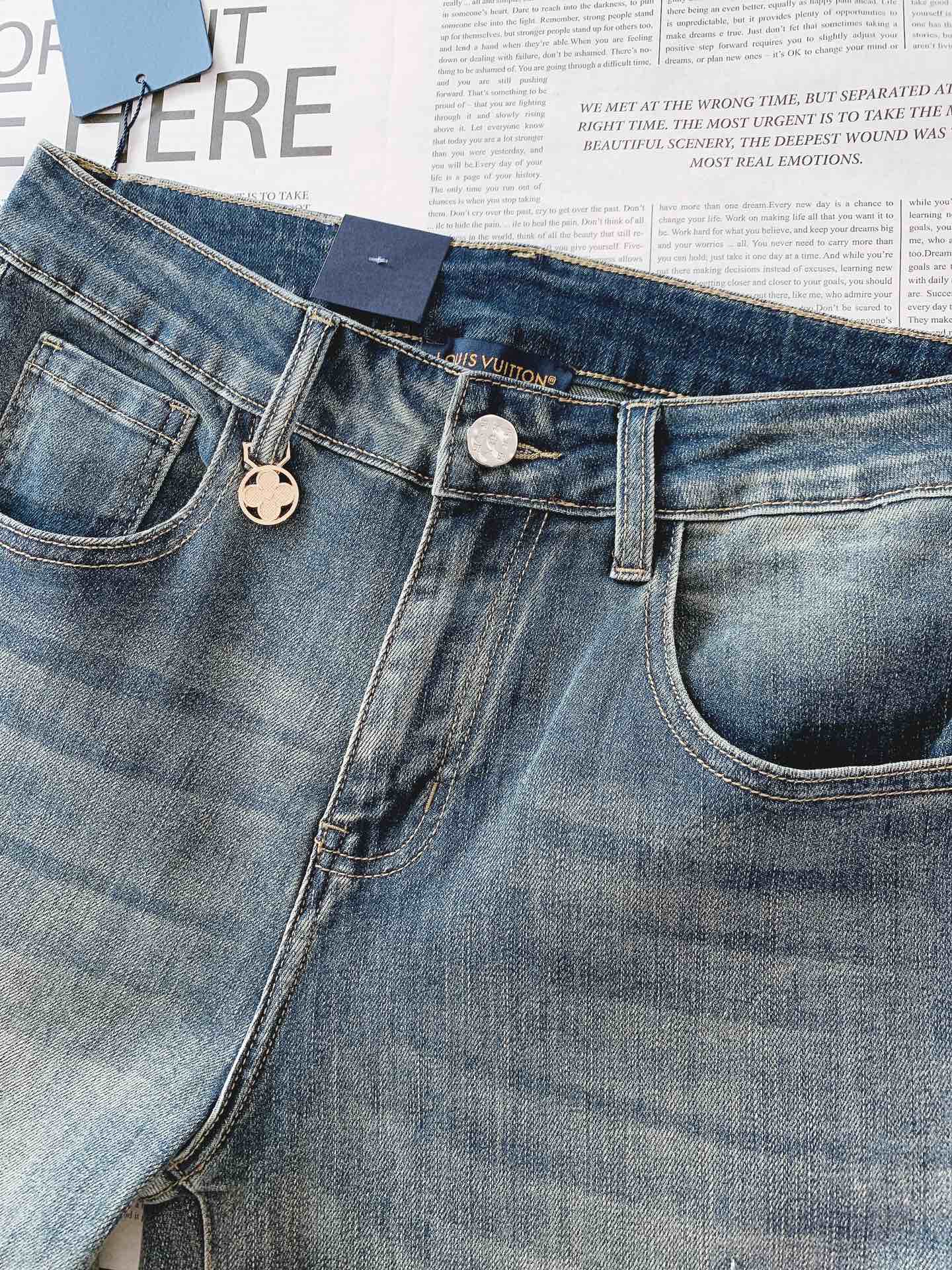 LouisVuitton 路易威登 2025FW早秋新品 高级时装感 牛仔面料 , 洗水牛仔裤。面料很特