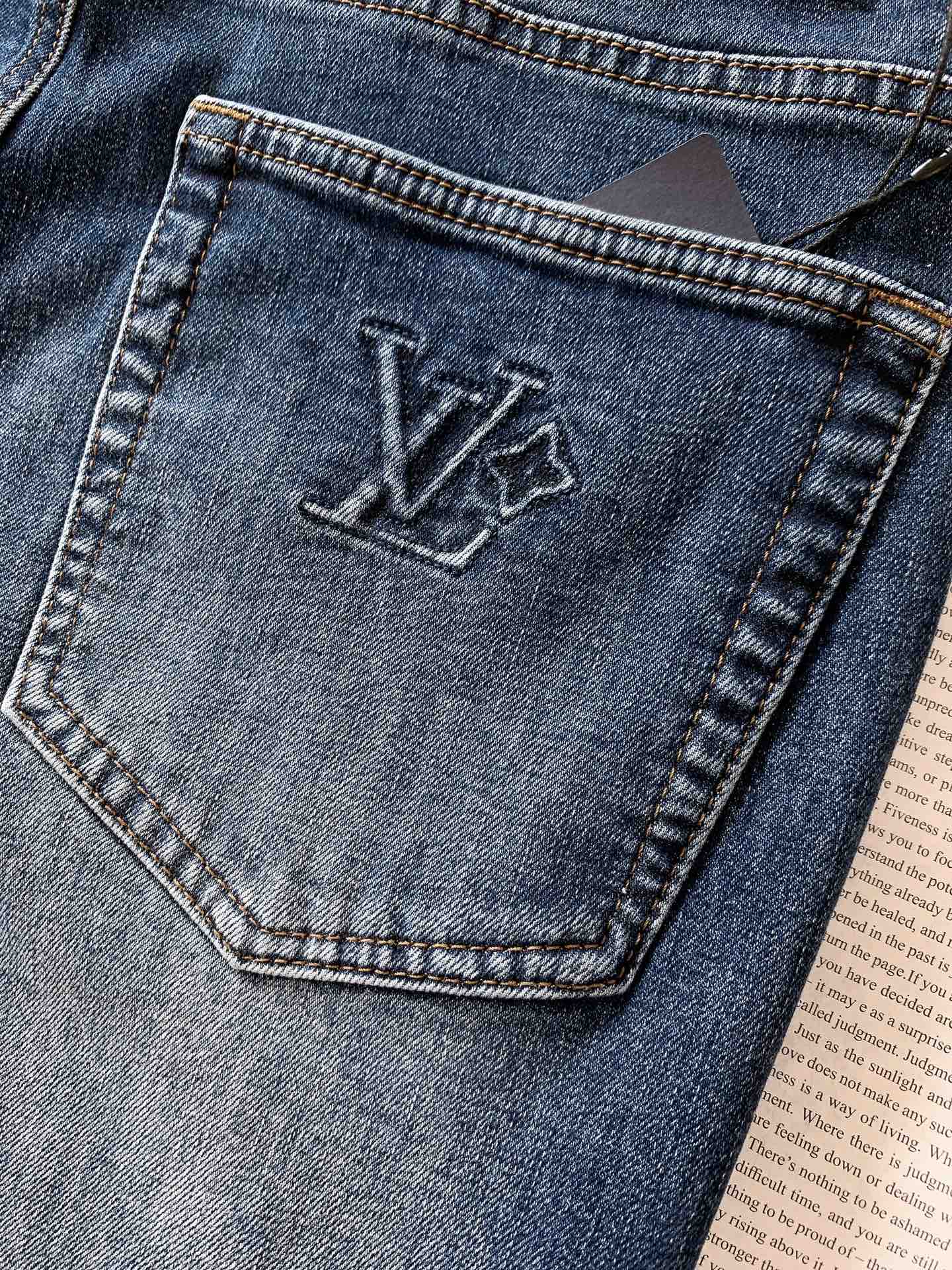 LouisVuitton 路易威登 驴家王炸款牛仔裤👖独爱这一条，弹力加倍的牛仔裤…… 重工洗水工艺….